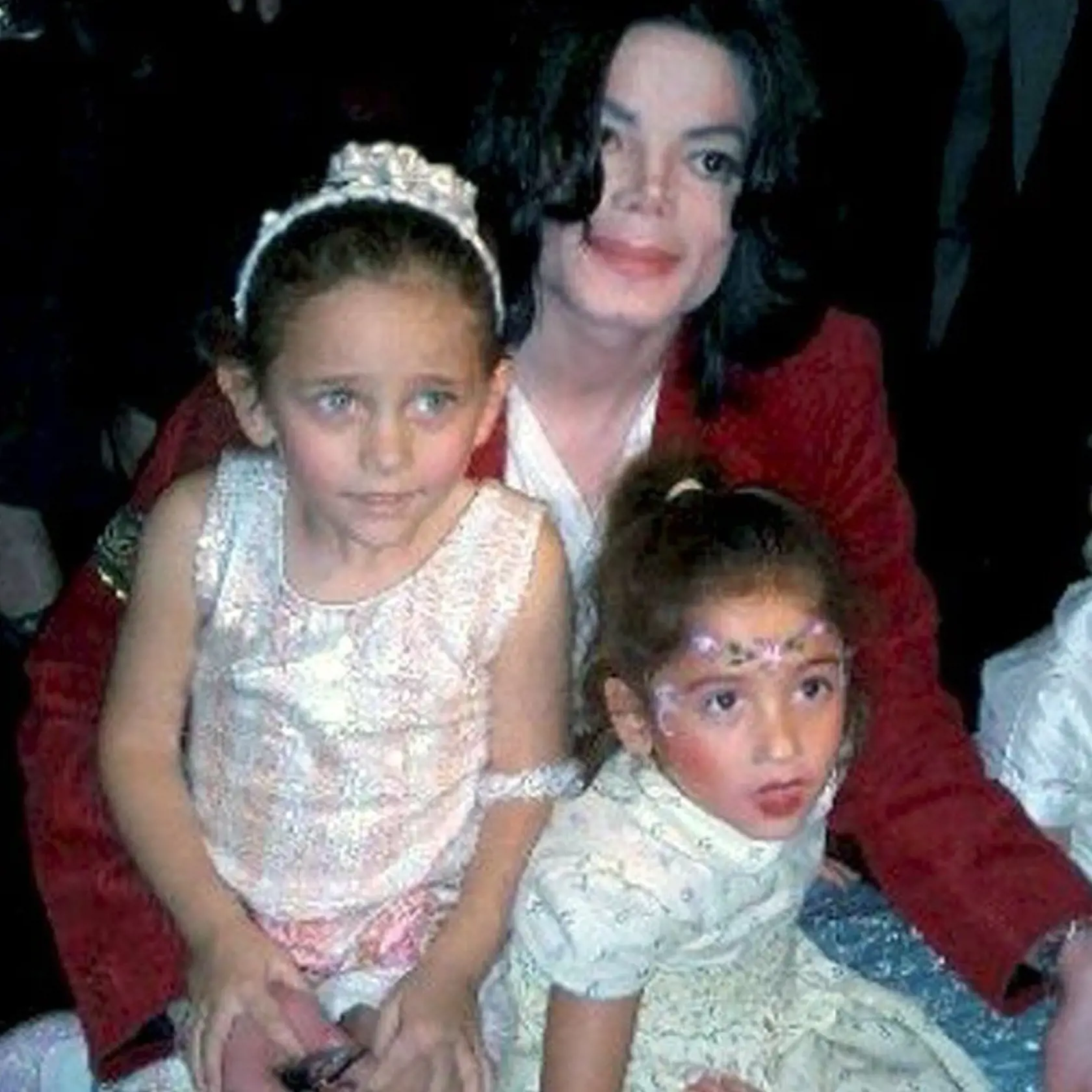 Michael Jackson s dcérou Paris (vľavo).