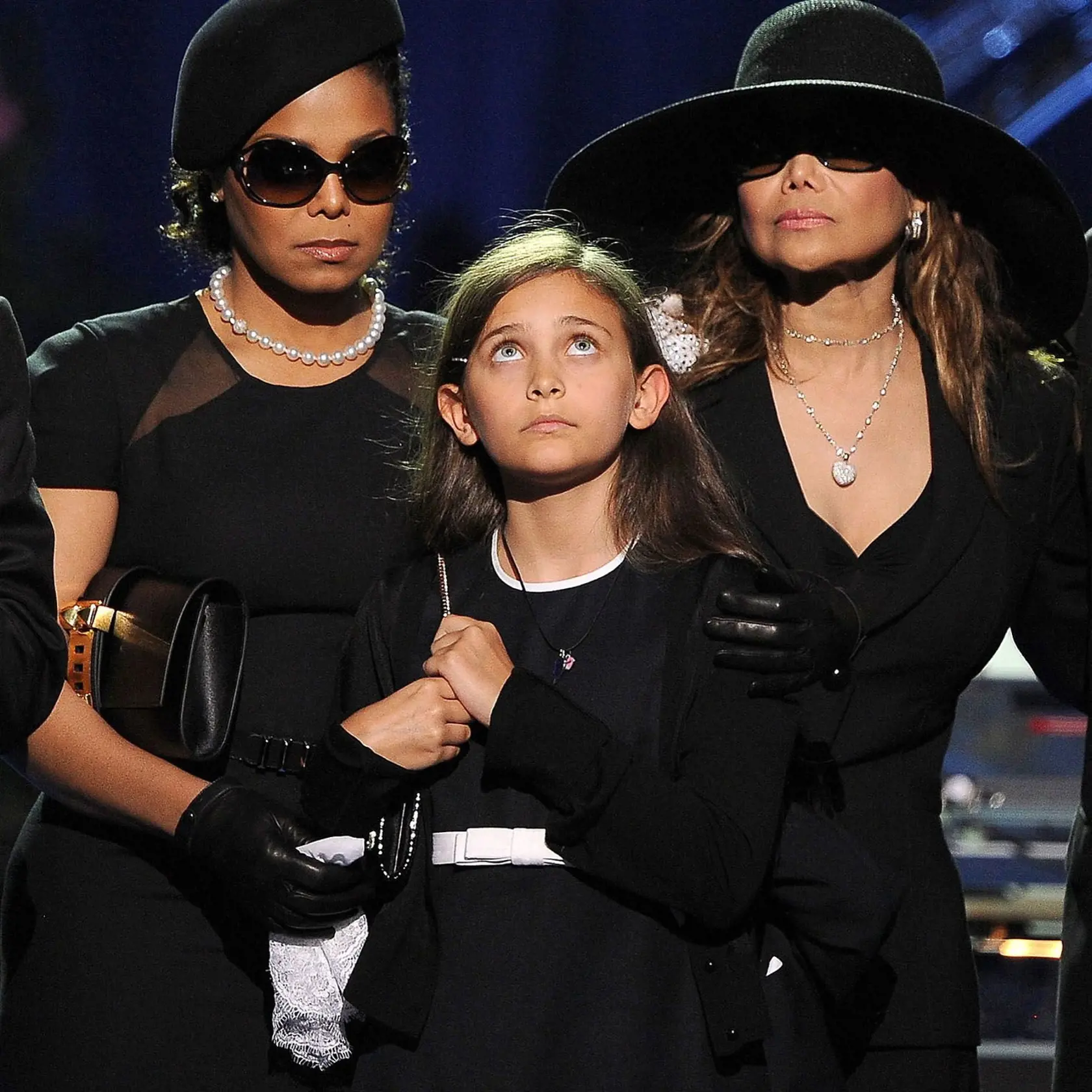 Paris Jackson na poslednej rozlúčke s otcom v júli 2009. Za ňou stoja Michaelove sestry Janet a LaToya.