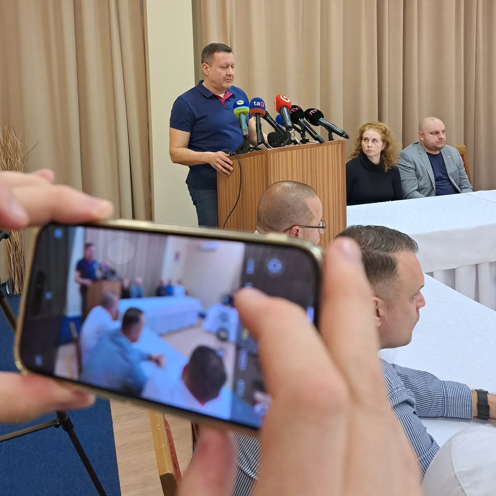 Viaceré významné trestné veci v dozore prokurátorov Úradu špeciálnej prokuratúry (ÚŠP) budú v prípade schválenia novely Trestného zákona premlčané. Upozornil na to špeciálny prokurátor Daniel Lipšic. Ako príklad uviedol kauzu Gorila či Mýtnik 3. Spolu s ďalšími prokurátormi ÚŠP namietal výrazné znižovanie trestných sadzieb a kratšie premlčacie doby. Chýba im poctivá odborná diskusia k návrhu. Na snímke špeciálny prokurátor Daniel Lipšic na tlačovej konferencii Úradu špeciálnej prokuratúry (ÚŠP).