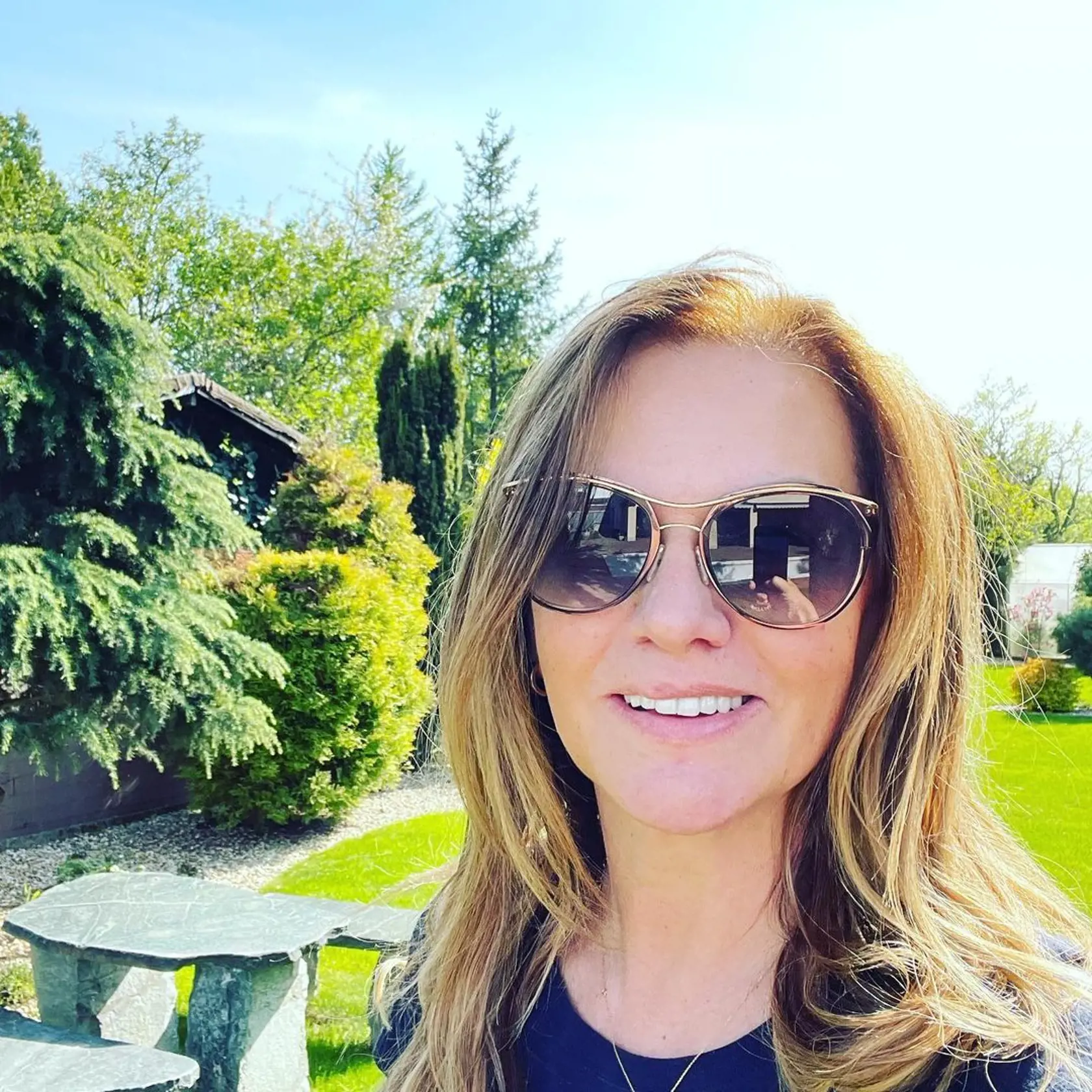 „Je to téma, ktorá tu rezonuje niekoľko mesiacov. Akoby pani Beňová mala trošku dlhé vedenie,“ zhodnotil odborník. Pripomenul, že Smer sa už v minulosti ukázal na námestiach spolu s Republikou.