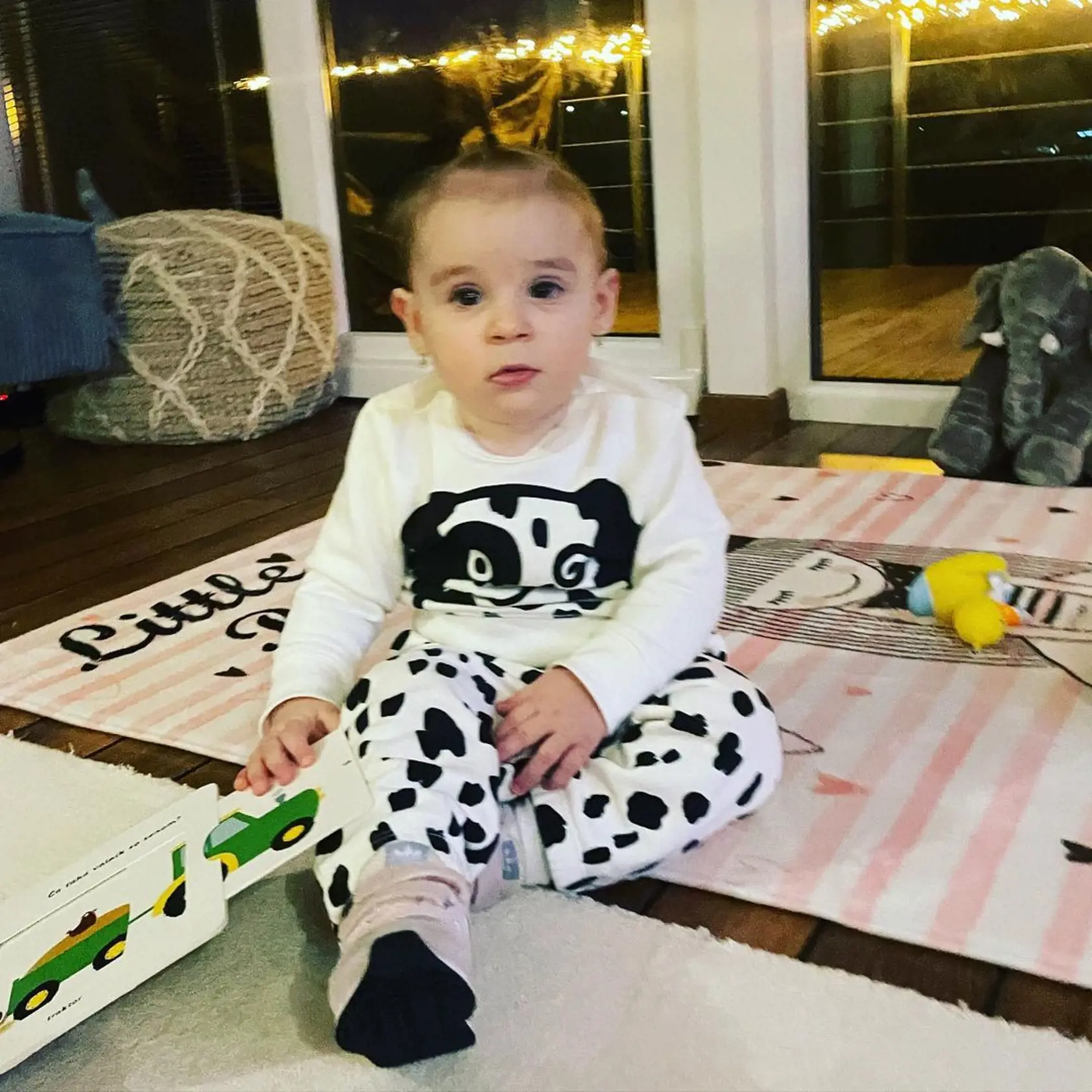 Detský kútik na hausbóte: Tu sa hrá dcéra Moniky Beňovej Lea. Výhľad má rovno na rameno Dunaja. Stôl radšej z obývačky odtiahli, aby mohla behať.