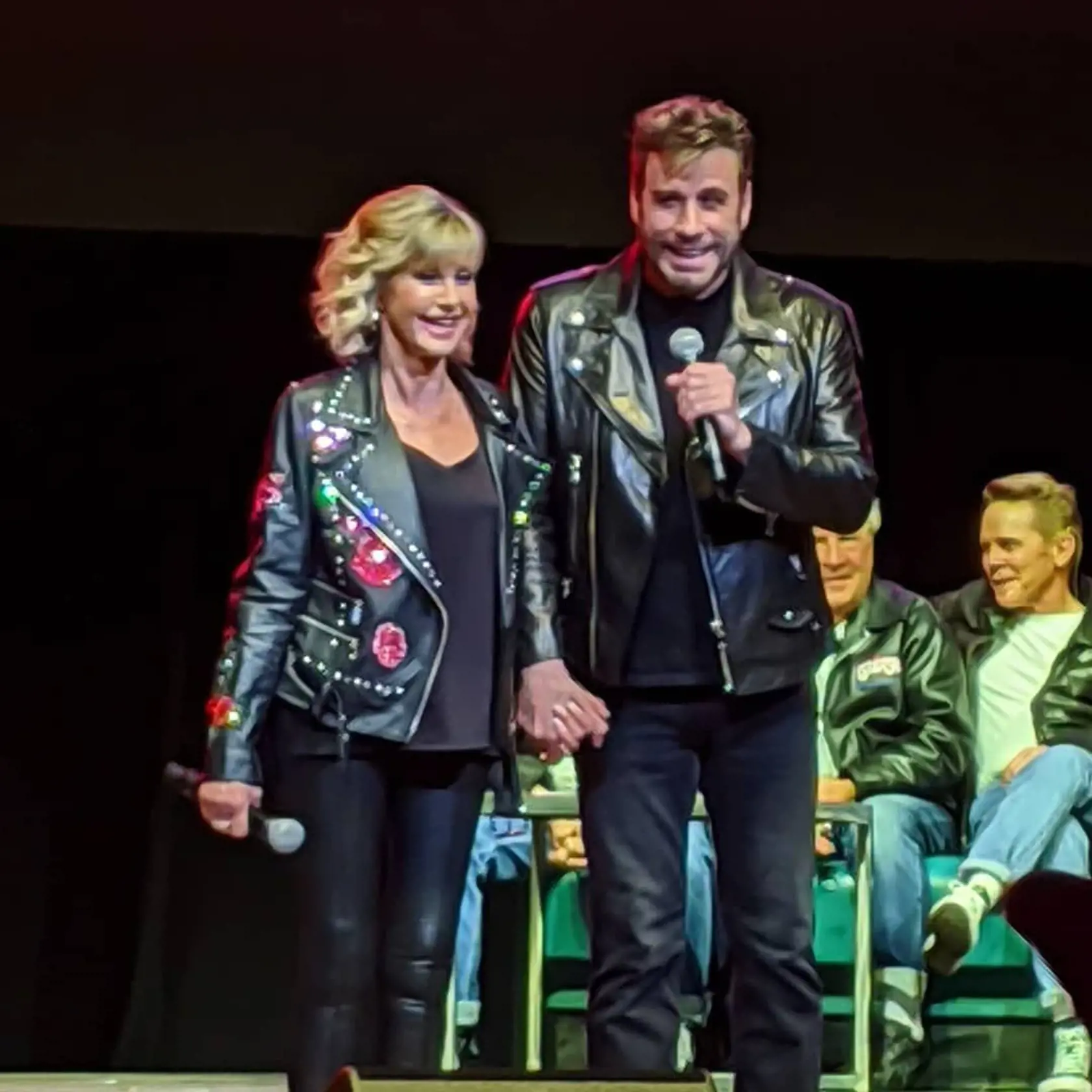 Travolta a Olivia Newton-John si na chvíľu zopakovali svoje slávne úlohy z Pomády.