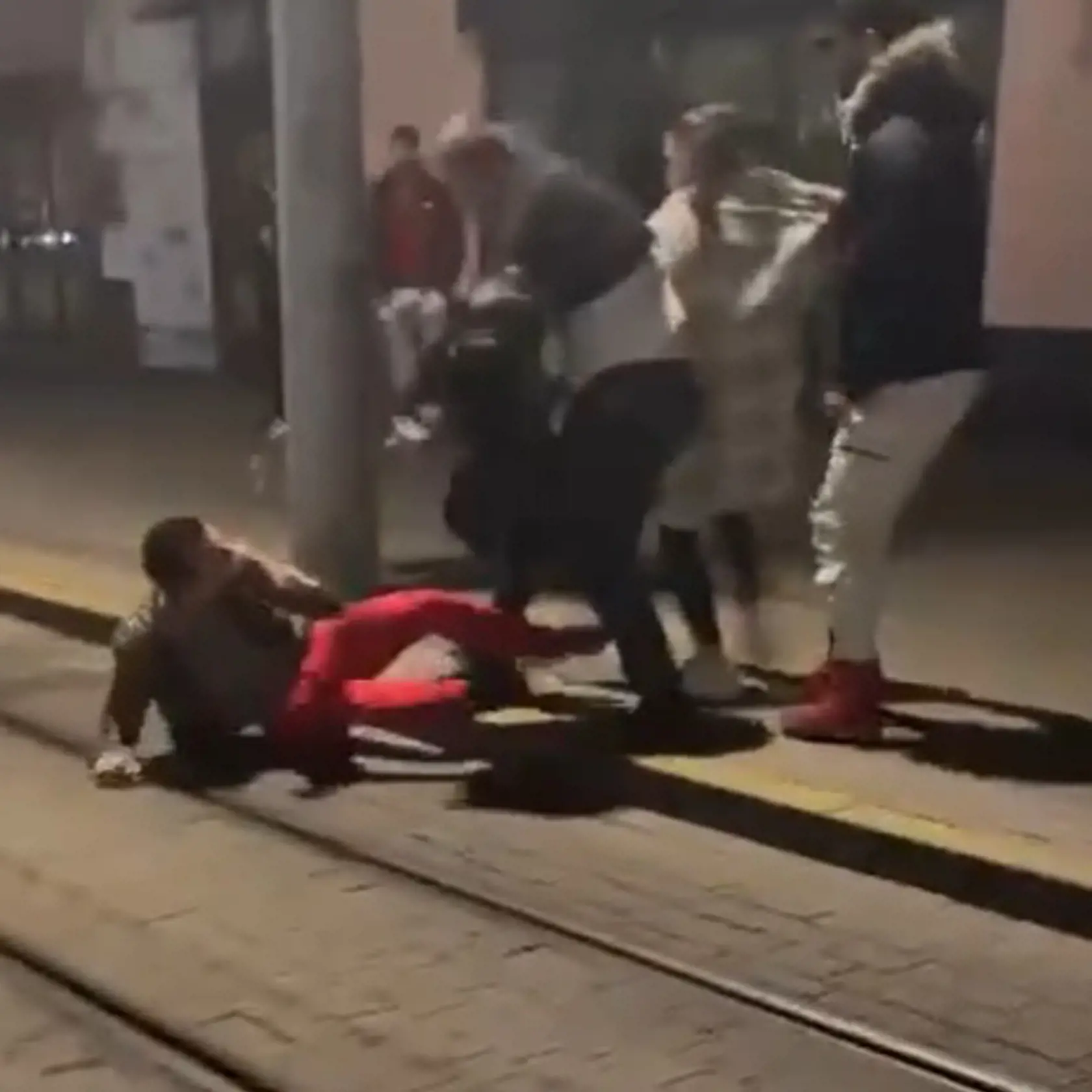Poslednú novembrovú sobotu 26.11. na Obchodnej ulici v blízkosti zastávky MHD "Vysoká" obvinený Tomáš Ch. z Bratislavy kopol druhého muža do tváre a ten po útoku spadol na zem, informuje Polícia SR na svojom Facebooku.
