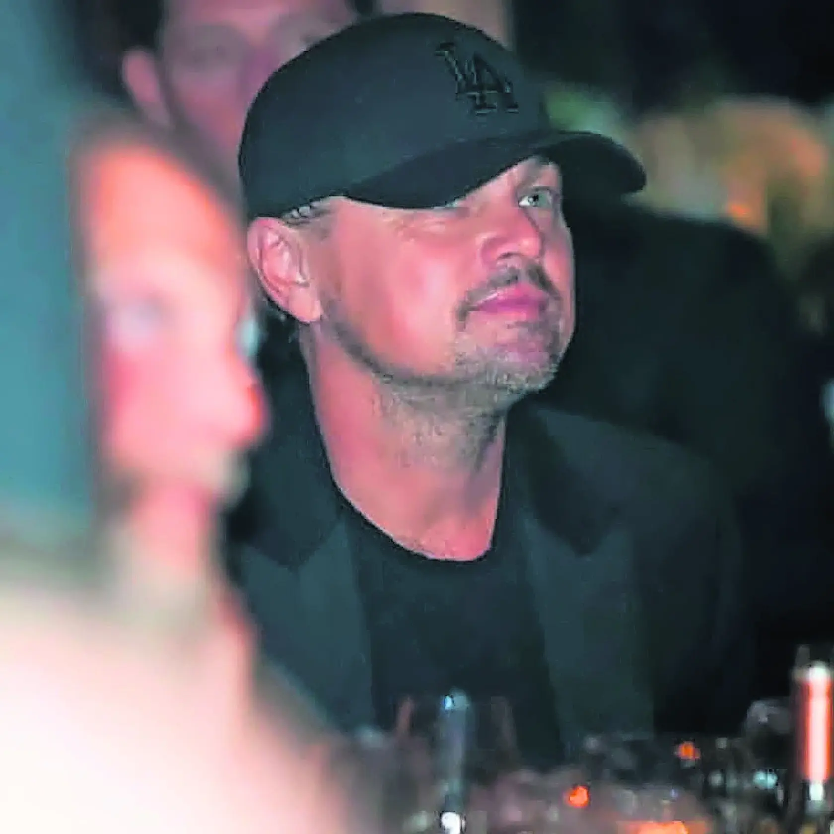 DiCaprio sa nevzdal svojej šiltovky ani na galavečeri.