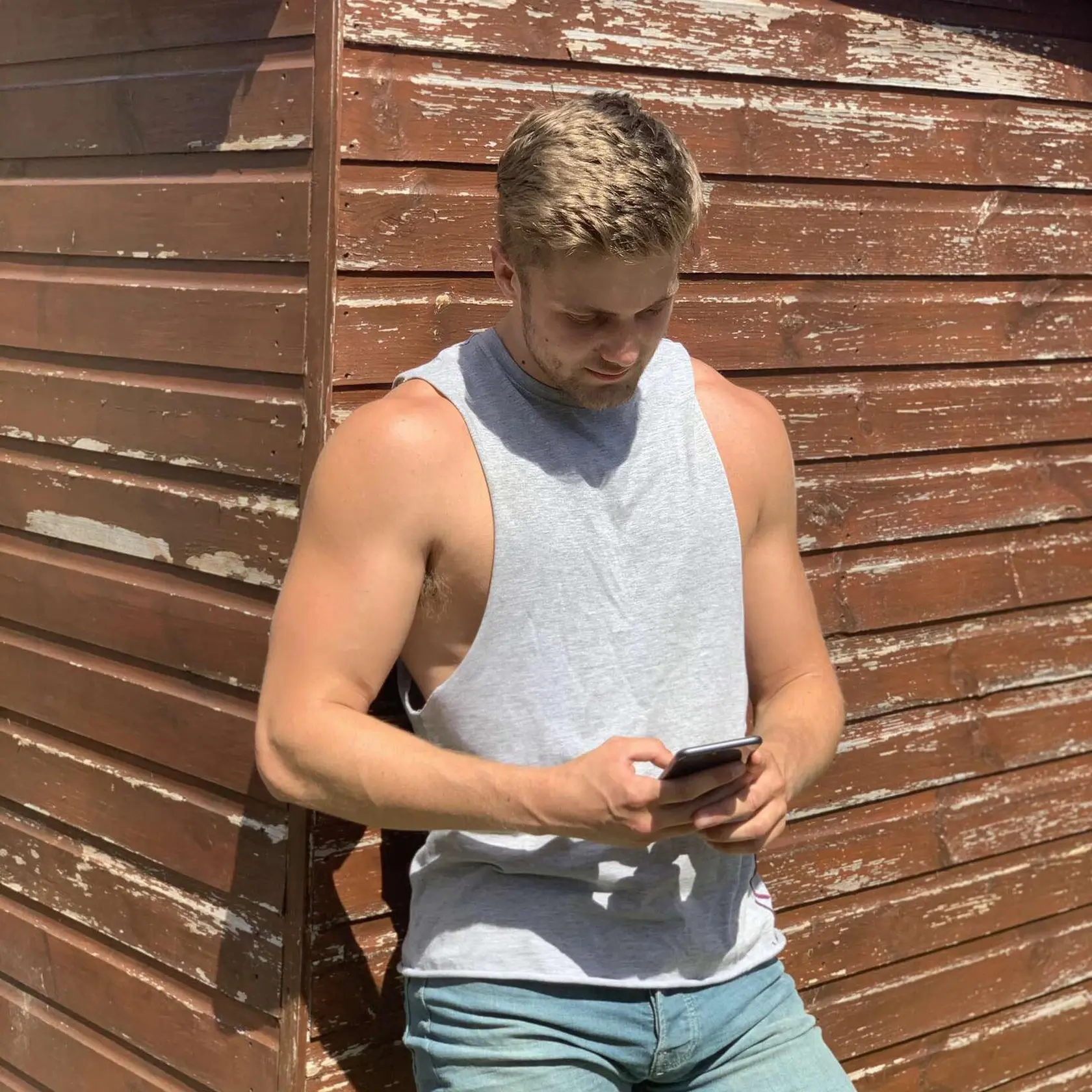 Daniel je vysoký približne 183 cm, štíhlej postavy a má svetlé vlasy s briadkou.