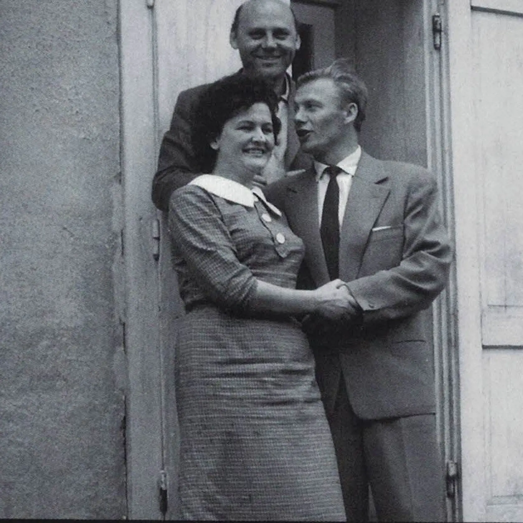 Koniec vzťahu však vôbec nebol taký, ako si Schuster predstavoval. "Problémom" bolo, že každý sa na Irenu vypytoval, lebo za ten čas si už zvykli, že boli vždy spolu. Keď priznal, že sa rozišli mnohí mu to vyčítali, ako obrovskú chybu. „Vnútorne som bojoval sám so sebou, tesne pred vypršaním roka padlo rozhodnutie. Zobral som kyticu gladiol a počkal som na ňu na zástavke trolejbusu. Keď ma zbadala zasmiala sa povedala, že ona vedela, že sa k nej vrátim. A mala pravdu. O necelé dva mesiace, v novembri 1961 sme mali svadbu,“ uviedol doteraz neznáme detaily zo svojho života.