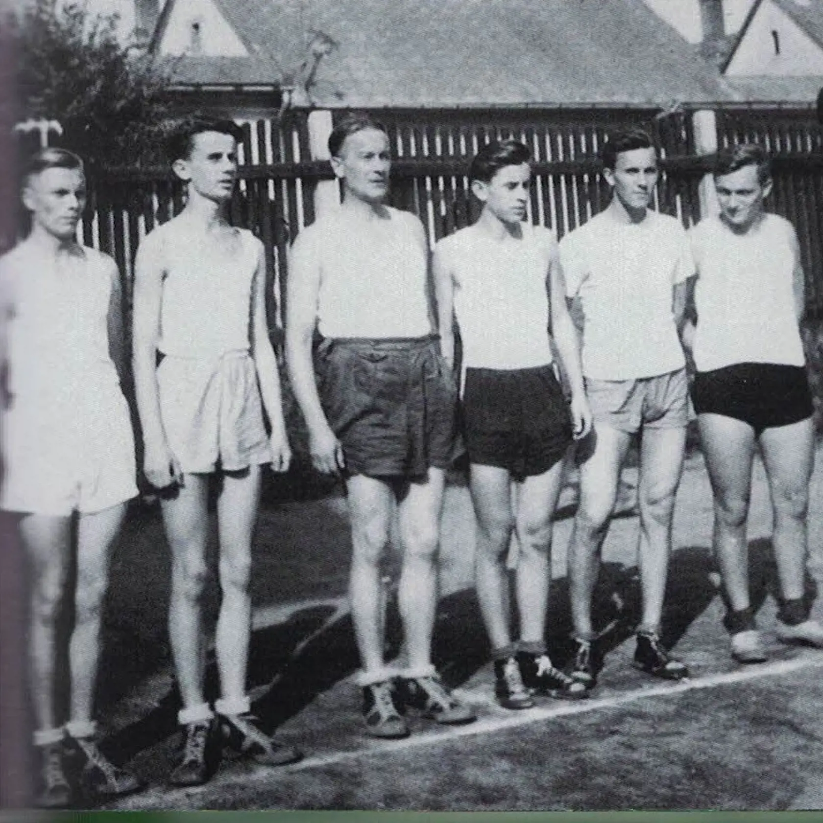 Volejbalové družstvo z Medzeva. Rudolf Schuster stojaci prvý zľava.