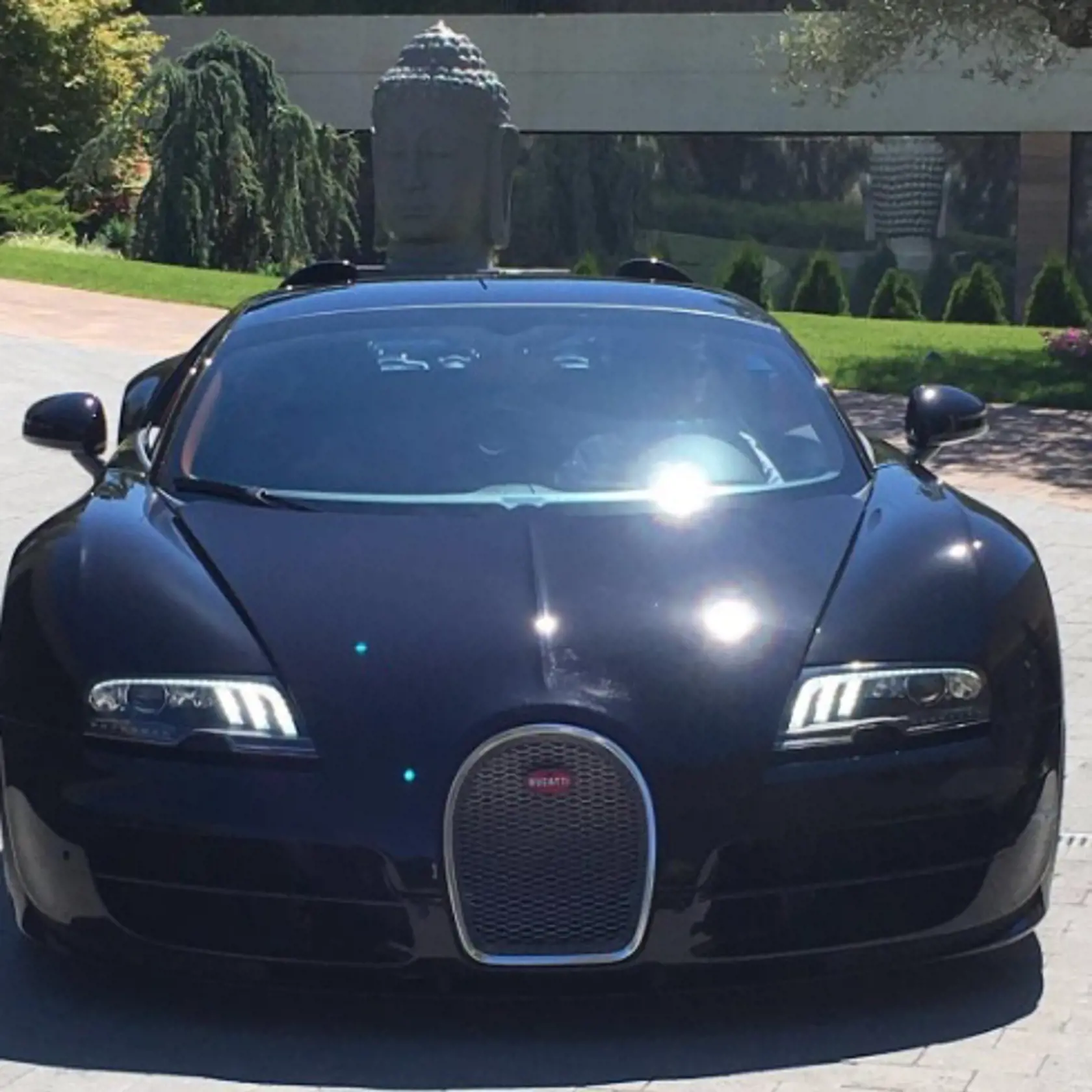 Cristiano Ronaldo a jeho Bugatti Veyron.