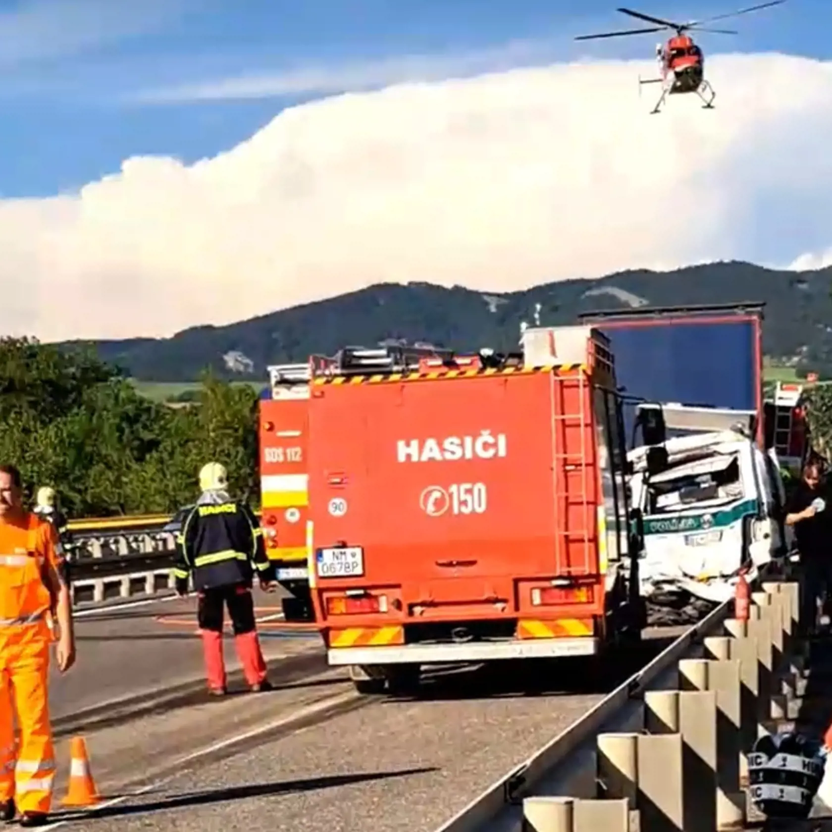Na diaľnici pristál aj vrtuľník. Kamión podľa svedka vrazil do policajného auta aj do hasičov.