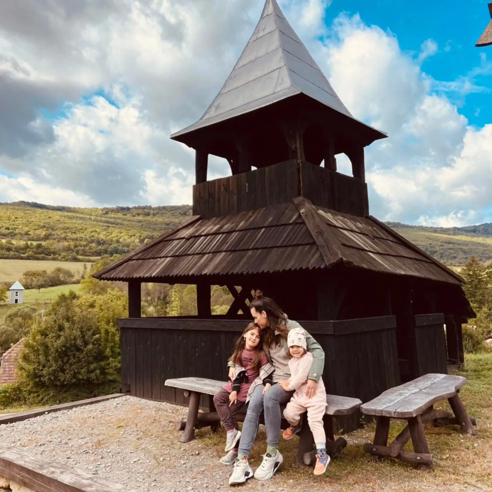 Petra s deťmi. Určite ju ako matku bolelo, keď videla unavených drobcov ako utekajú so svojimi rodičmi pred vojnou.