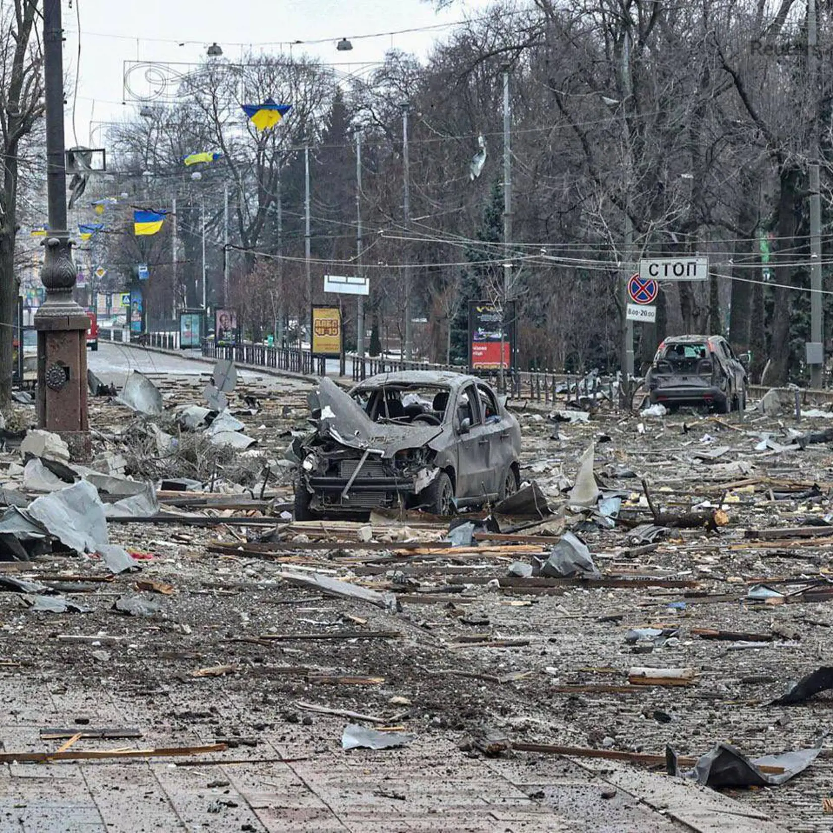 Zdevastovaná ulica v Charkove. Záber z 2.3.2022