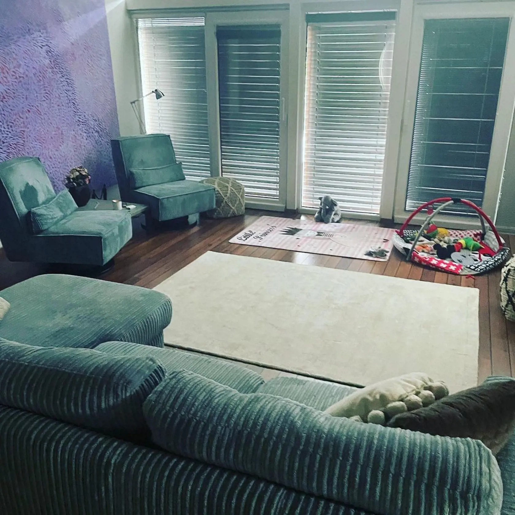Detský kútik na hausbóte: Tu sa hrá dcéra Moniky Beňovej Lea. Výhľad má rovno na rameno Dunaja. Stôl radšej z obývačky odtiahli, aby mohla behať.