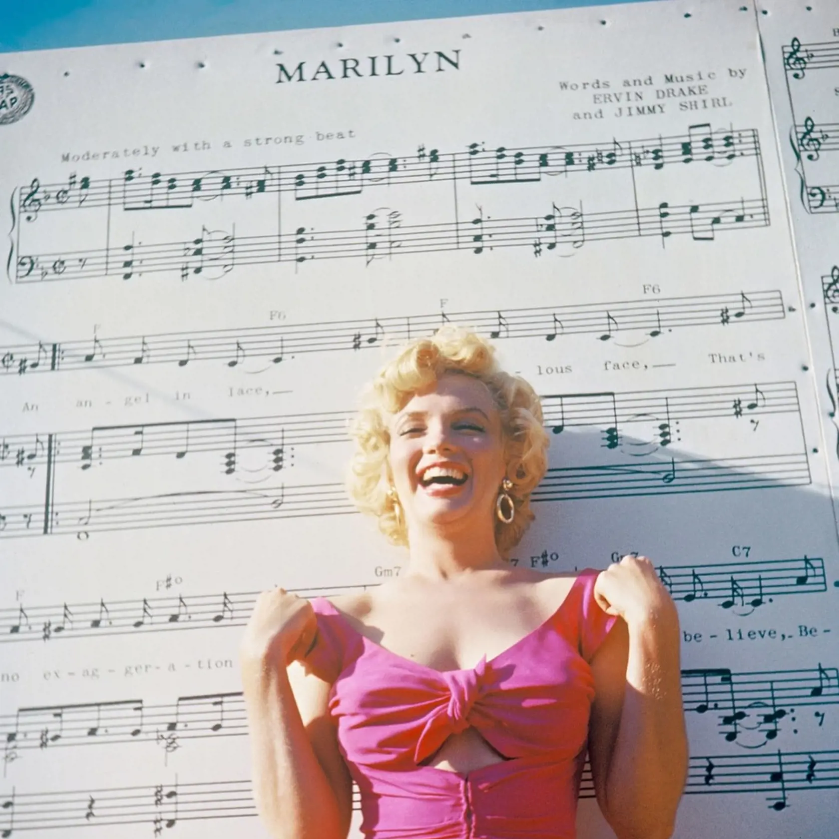Asi najdiskutovanejšou témou už niekoľkých dekád je úmrtie herečky Marilyn Monroe (†36). Oficiálne bola jej smrť v roku 1962 klasifikovaná ako samovražda po tom, čo sa údajne predávkovala práškami na spanie. Špekulácie o jej smrti vyplývali zo skutočnosti, že po smrti z jej domu zmizlo viacero vecí. Hovorilo sa o tom, že Monroe zavraždila mafia, ktorú inštruoval americký prezident Kennedy so svojim bratom Robertom. Obaja mali vraj s ikonickou blondínkou pomer.