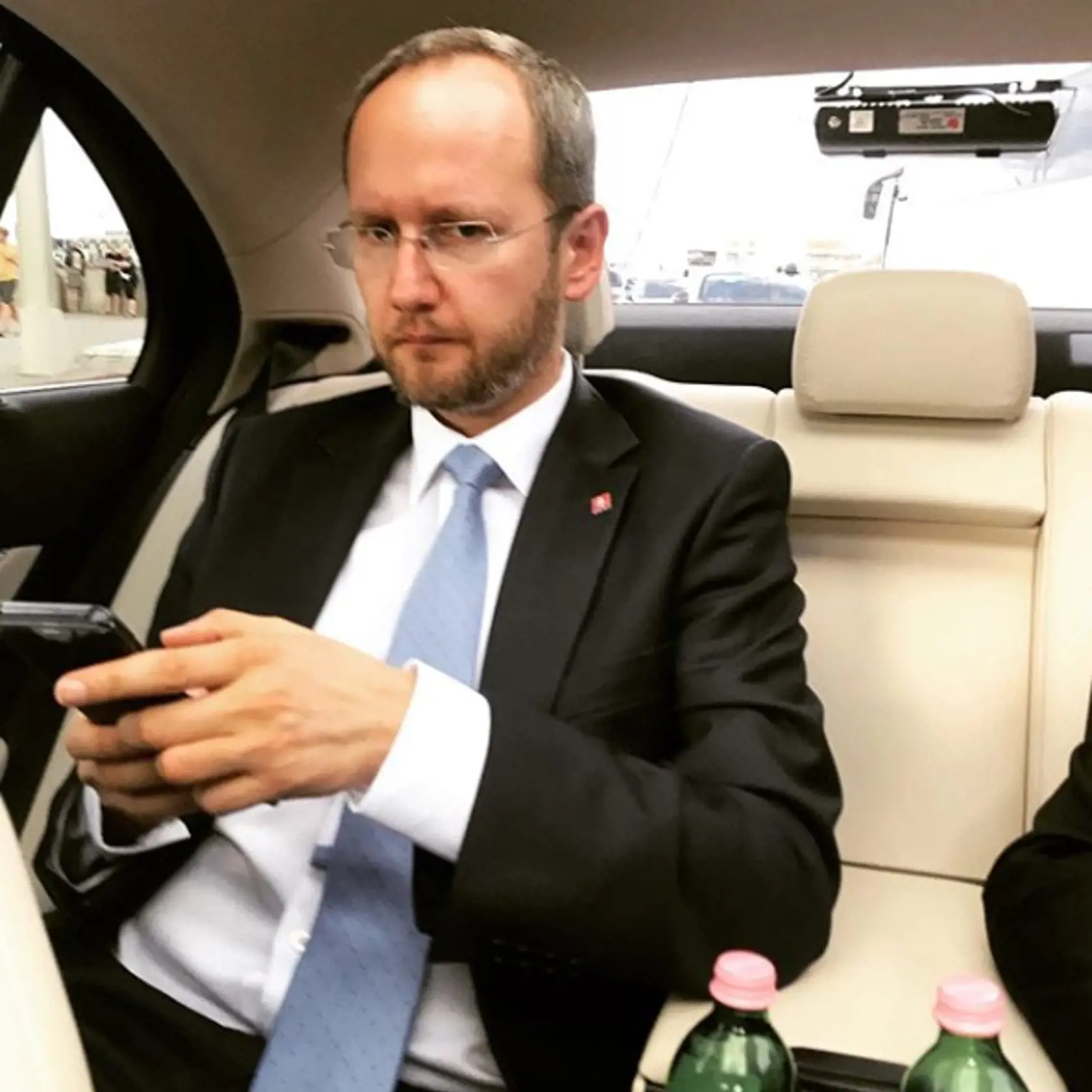 Peter Bátor tiež dodal na adresu Putina, že rozhodnutie použiť jadrovú silu proti NATO by bolo samovraždou.