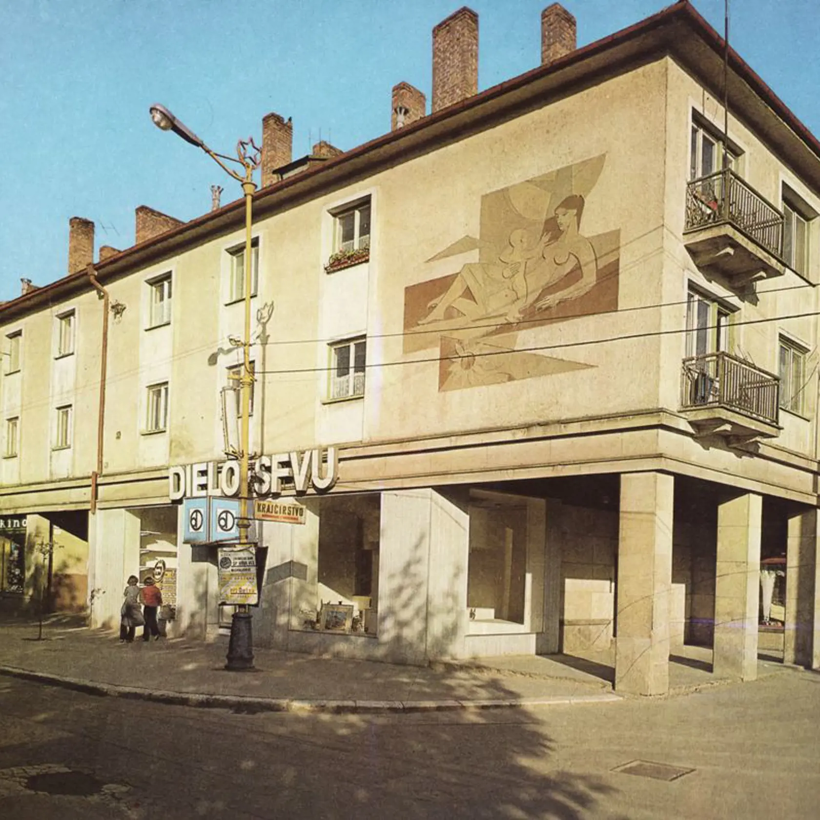 Predajňa Slovenského fondu výtvarných umení DIELO na Námestí osloboditeľov, pred 30 rokmi.