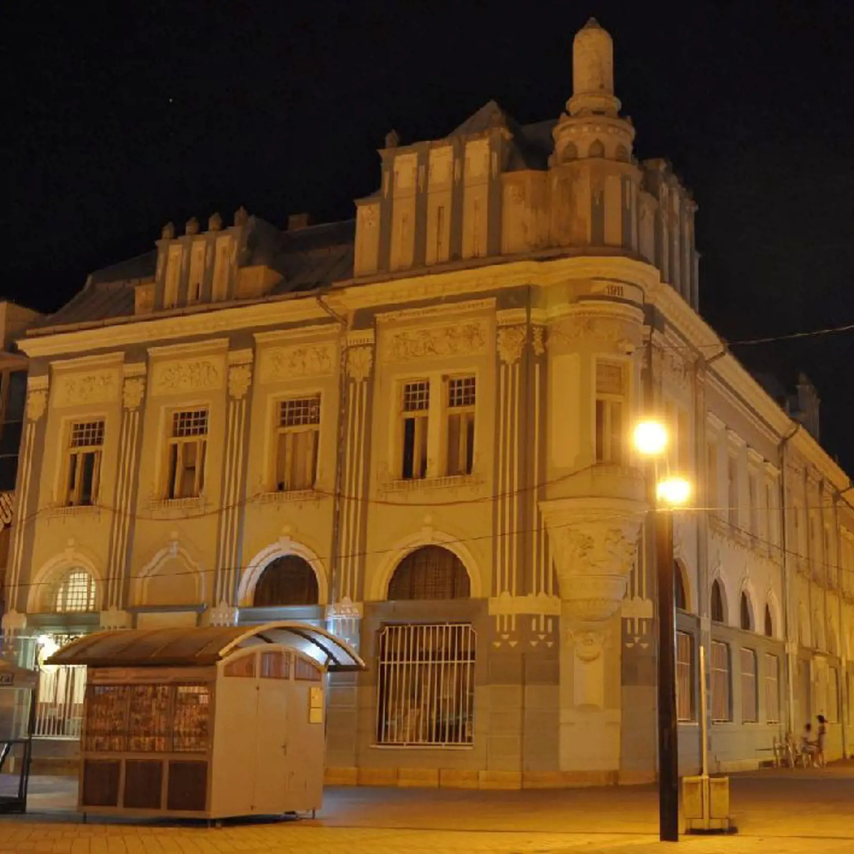 V roku 1911 bol na vtedajšom Deákovom námestí postavený nový bankový palác, ktorý do dnešných dní patrí ku klenotom architektúry Michaloviec. Budovu postavili v klasicistickom štýle s drobnými pseudorokokovými výjavmi na fasáde, vo dvore sa nachádza malé átrium. Na prízemí objektu v minulosti takmer nepretržite sídlila banka, priestory orientované do ulice zaberali obchodíky a drobné prevádzky s rozličnými službami, na poschodí boli ambulancie, kancelárie právnikov a bytové priestory. Plastiky včiel, remeselníkov, hospodárov a lodníkov na priečelí mali znázorňovať pracovitosť, úle zasa sporivosť. V budove dnes sídli Zemplínske osvetové stredisko, nachádza sa tu tiež reštaurácia, redakcia regionálnych novín a ďalšie organizácie.