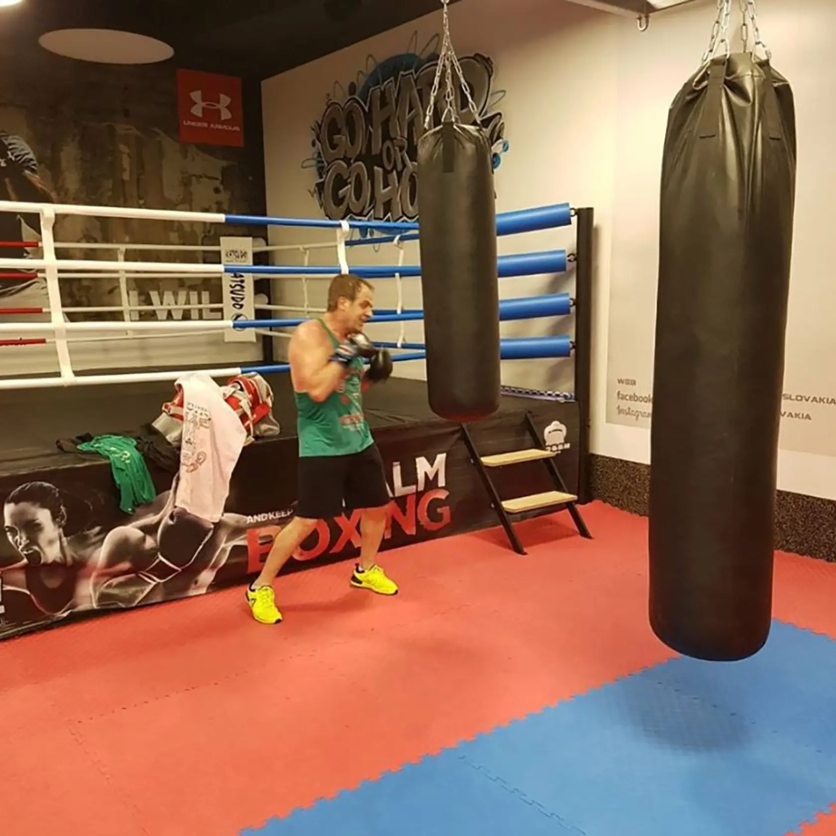 Z rovnakého cesta: Jasminin otec Enver, na snímke, aj jej aktuálny partner Patrik sa vedia obracať v boxerskom ringu.