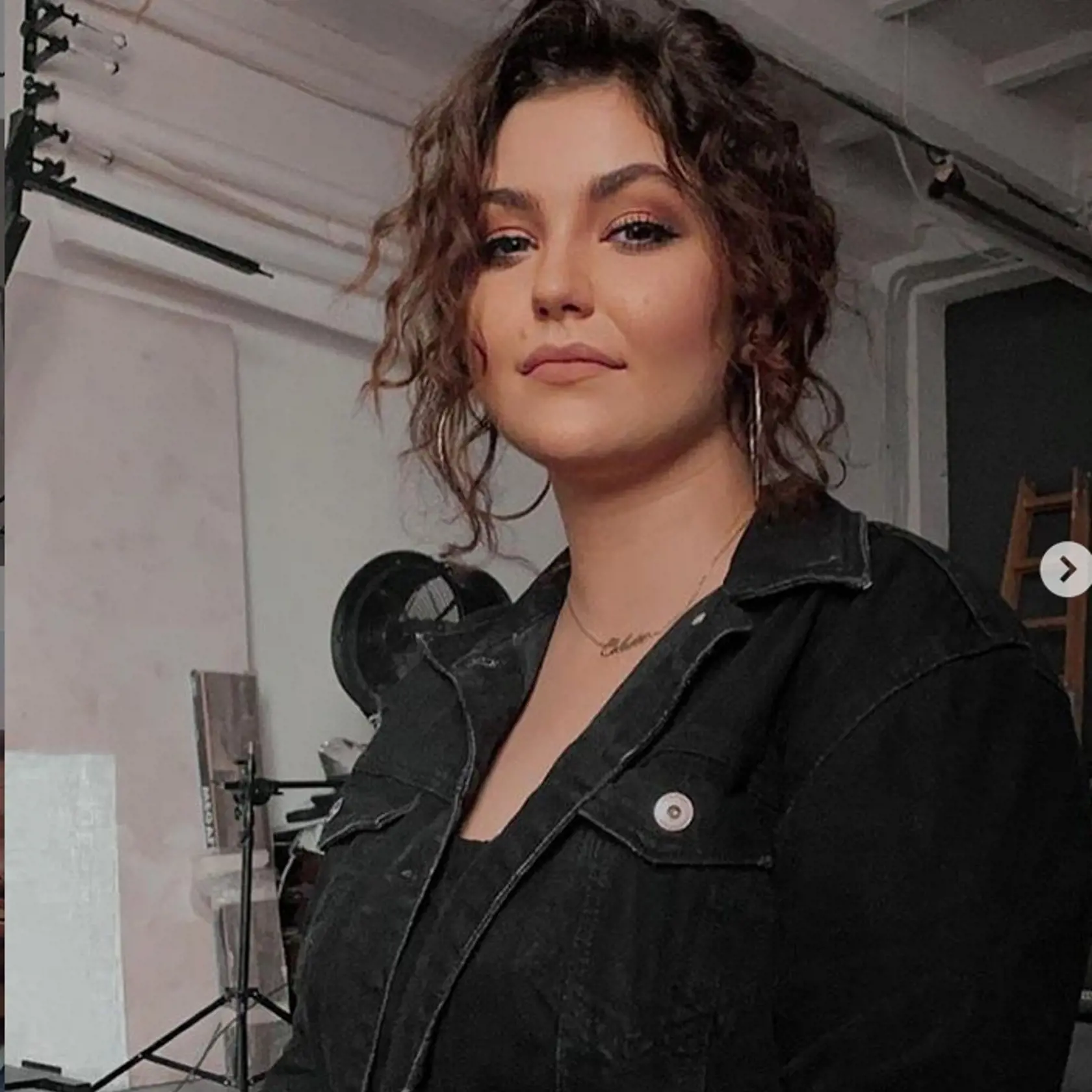 Celeste k fotke napísala aj toto: ,,Opäť krátke vlasy a opäť v tejto úžasnej spoločností 🖤." Počas fotenia bola so svojimi priateľmi.
