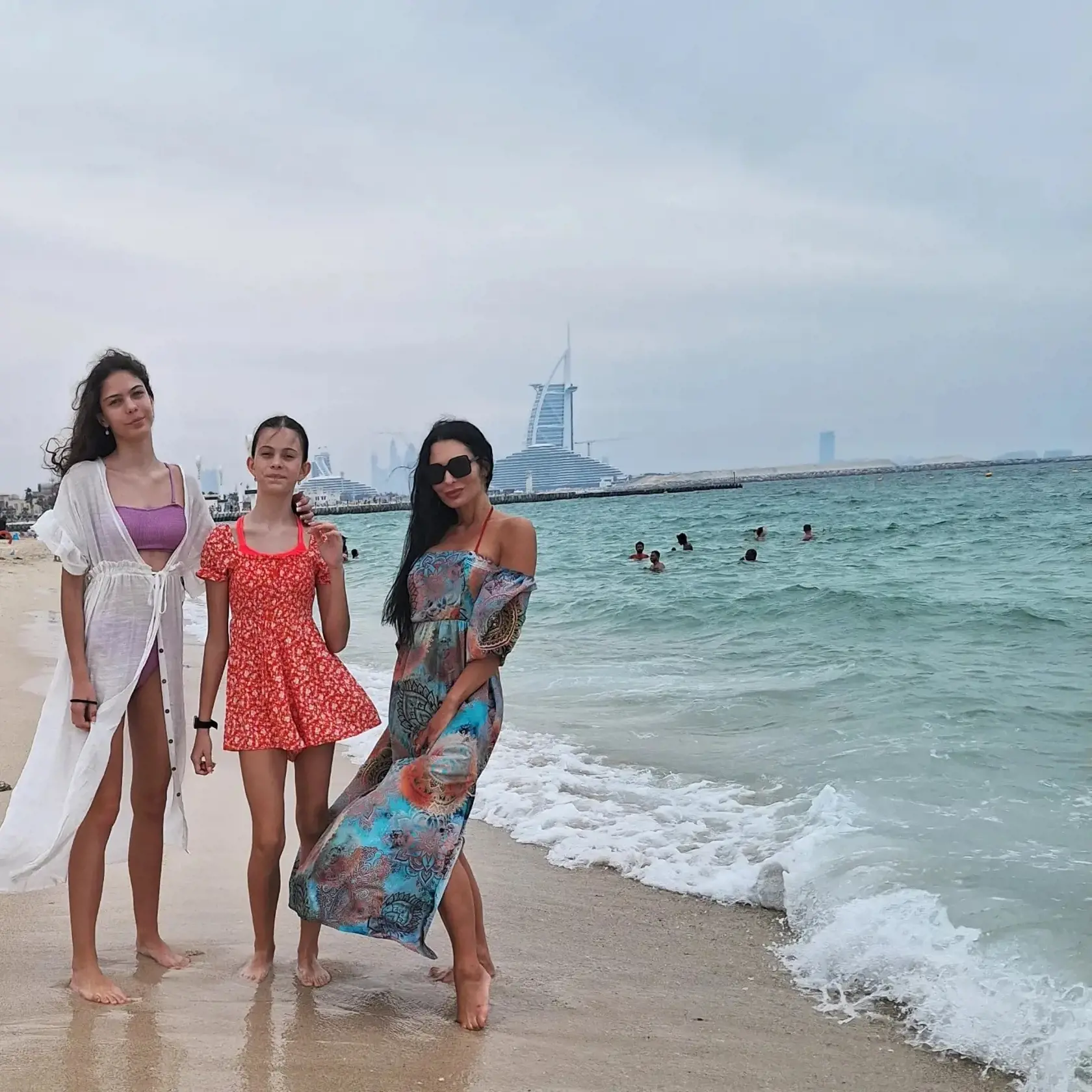 Sexi mamina Mirka Jakubisová sa pochválila fotkami z exotického Dubaja, kde odletela spolu so synom Markusom (3), dvomi dcérami z predchádzajúceho vzťahu, a spoločnosť im robil aj predseda parlamentu Kollár.