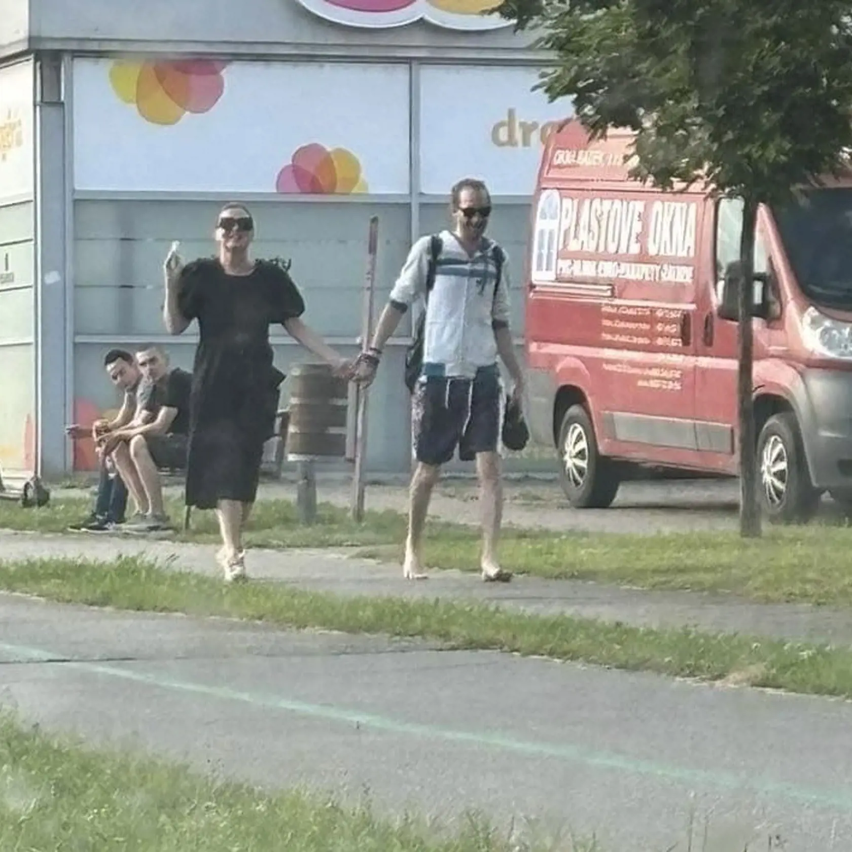 Čitateľka odfotila herečku Elenu Podzámsku, ako sa po Prešove prechádza s neprávoplatne odsúdeným Martinom Durkáčom. Podľa jej slov sa čudne knísali, hádali a pôsobili dosť divne.