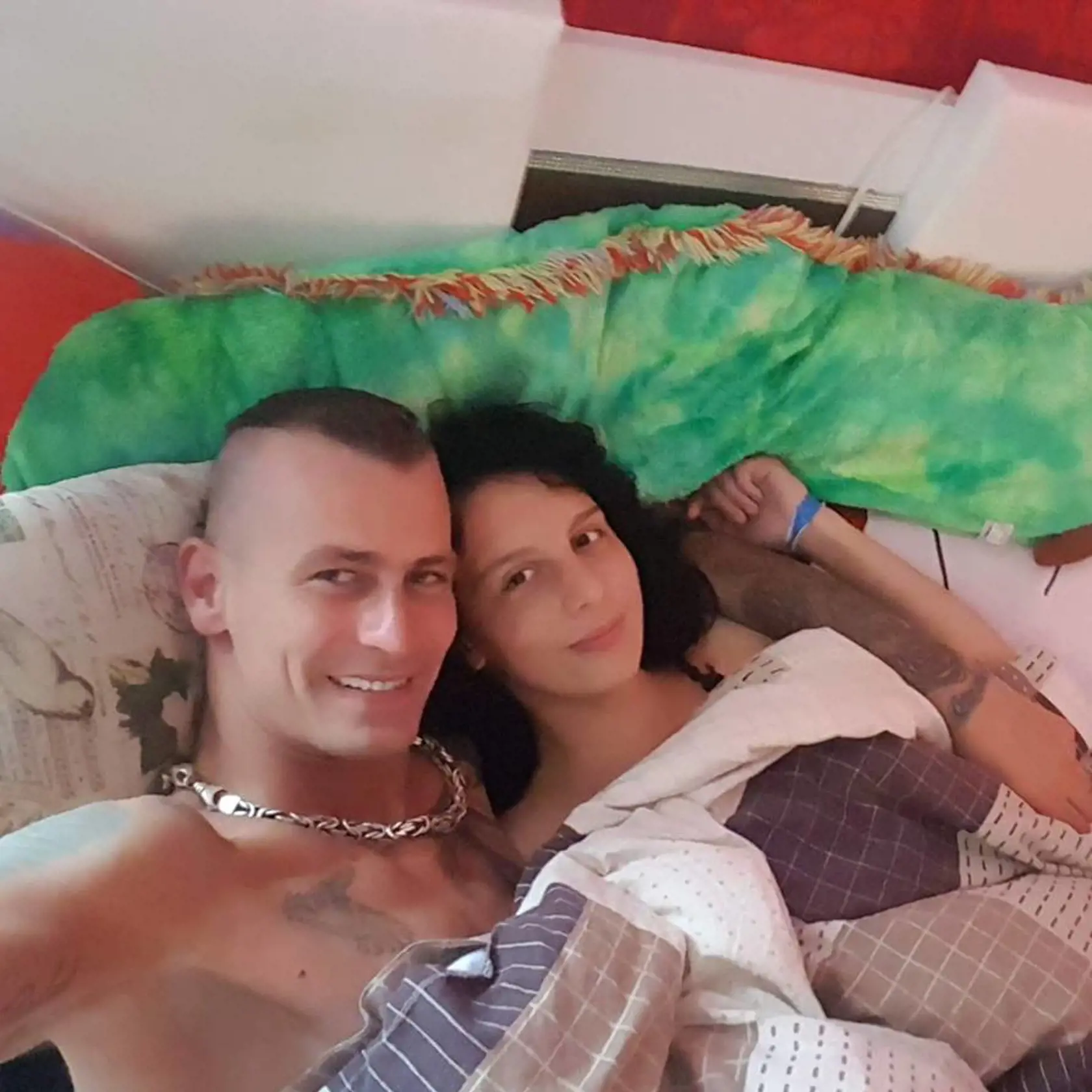 Len 17-ročná Barbora randí s týmto mužom a chvália sa intímnymi fotkami.