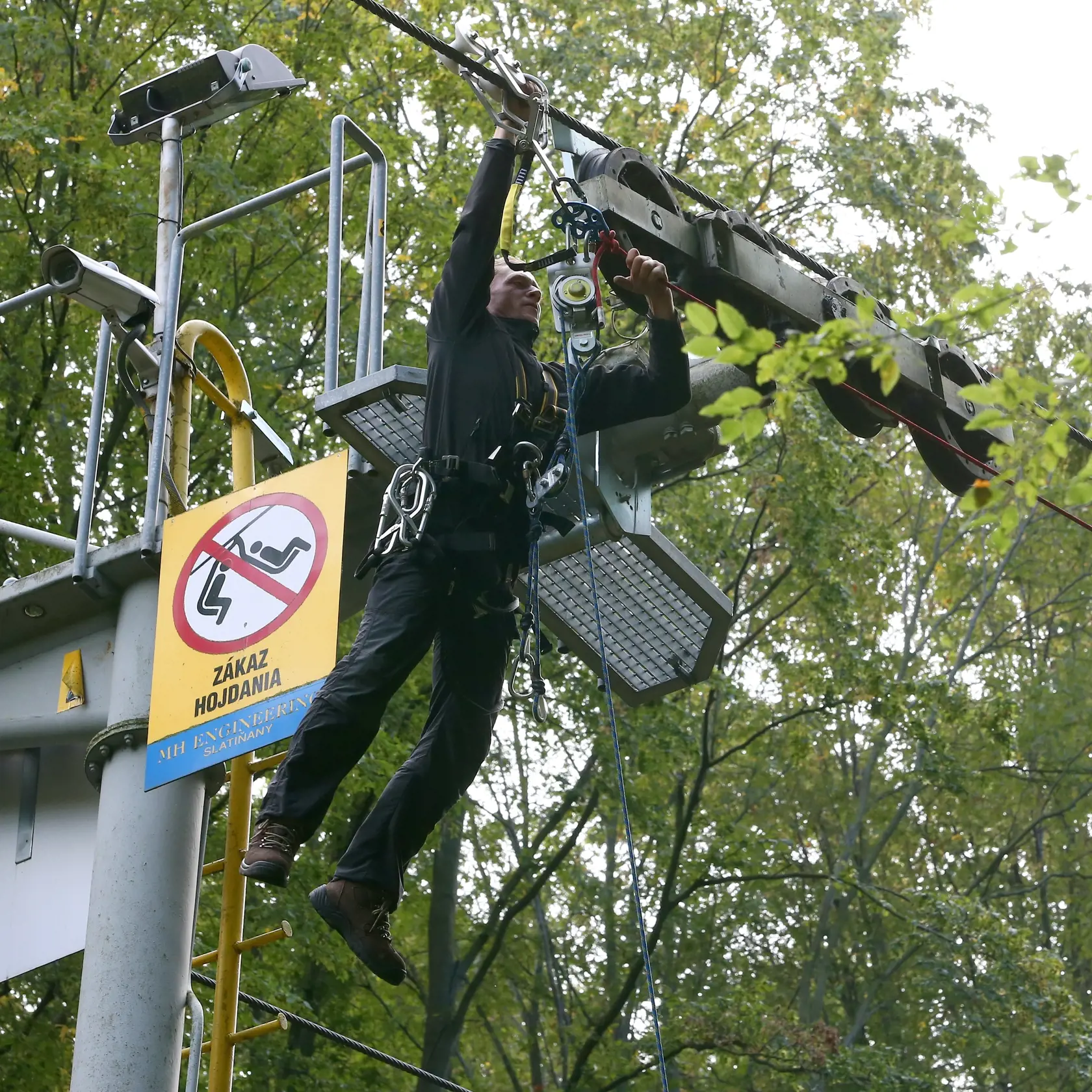 Nácvik záchrannej akcie na lanovke Železná studnička v Bratislave. Záchranári zlaňovali uviaznutých cestujúcich.