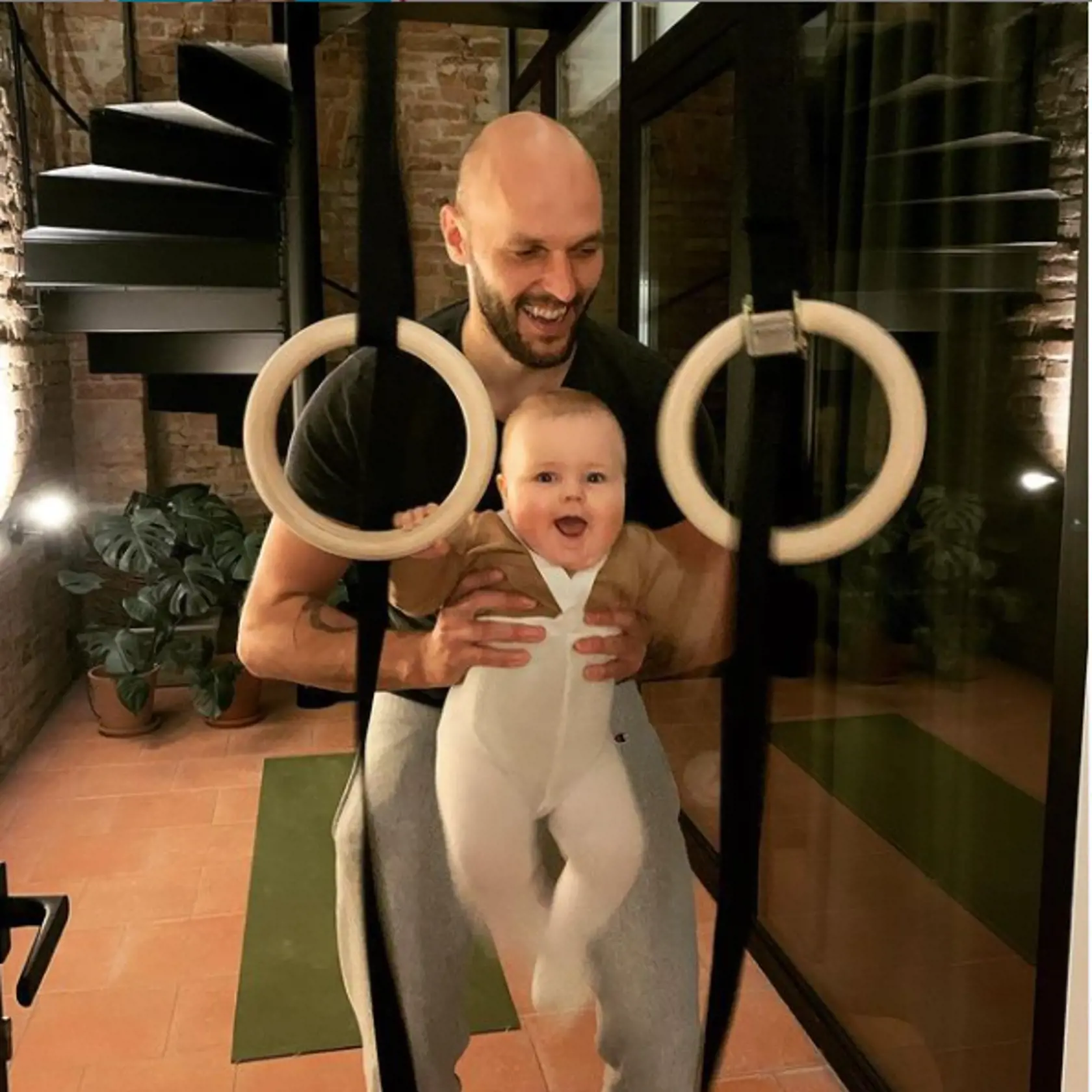Truban je známy športovec. Učí k tomu aj svoju malú dcérku.
