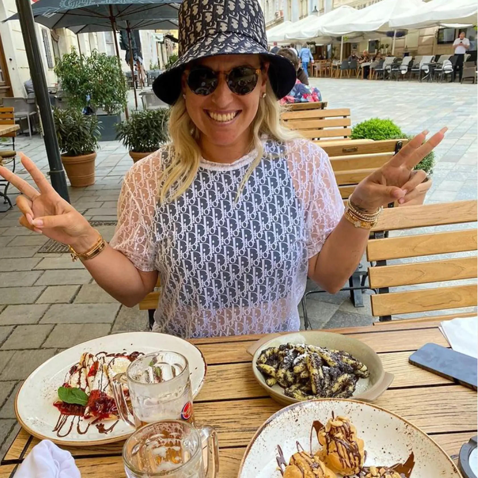 Dominika Cibulková si dopriala takéto tri taniere plné sladkostí a nezabudla ich zapiť veľkým pivom!