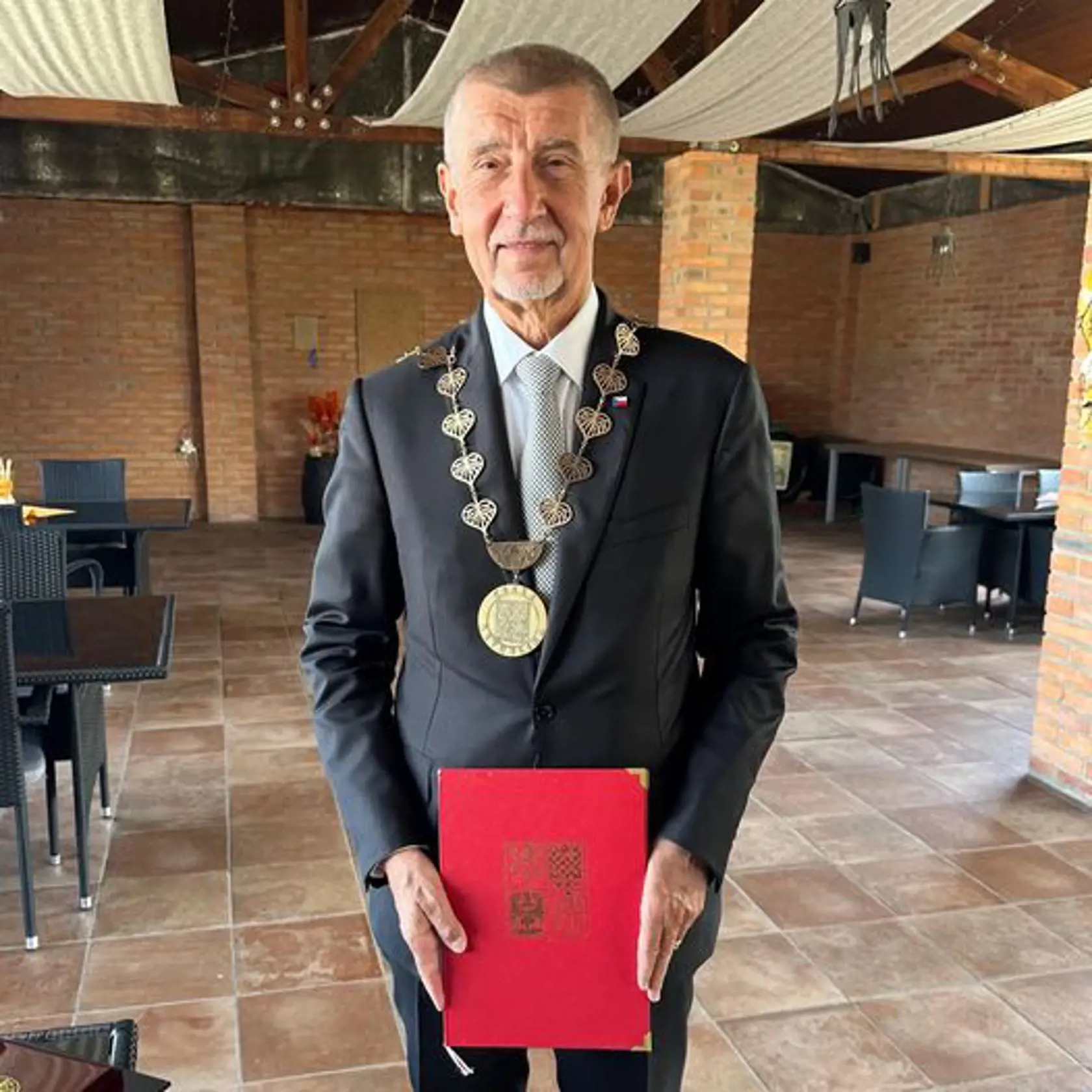 "Dnes som prvýkrát oddával a bola to pecka 😎 Vďaka veľmi za tú možnosť a prajem svojim prvým novomanželom veľa šťastia a lásky," pochválil sa fotkou z českých Buchlovíc Babiš pred niekokými dňami.