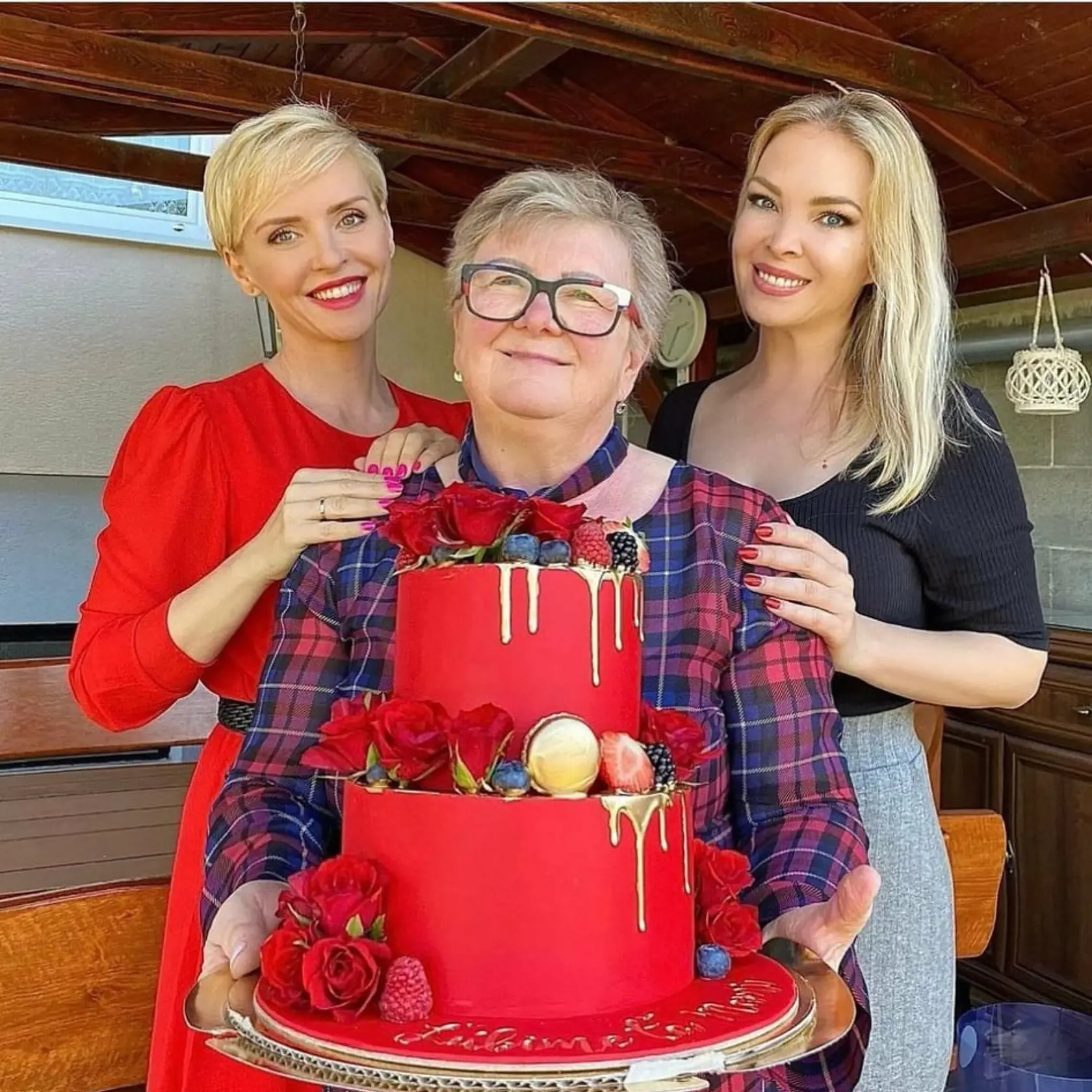 "Naša milovaná, milujúca, obetavá, akčná, vtipná,...MAMA. Mami, nech si tu ešte dlho s nami. Prajeme všetko najlepšie všetkým, mamám," napísala hrdo moderátorka Kvetka Horváthová. Na snímke vidieť aj jej sestru Luciu Barmošovú.