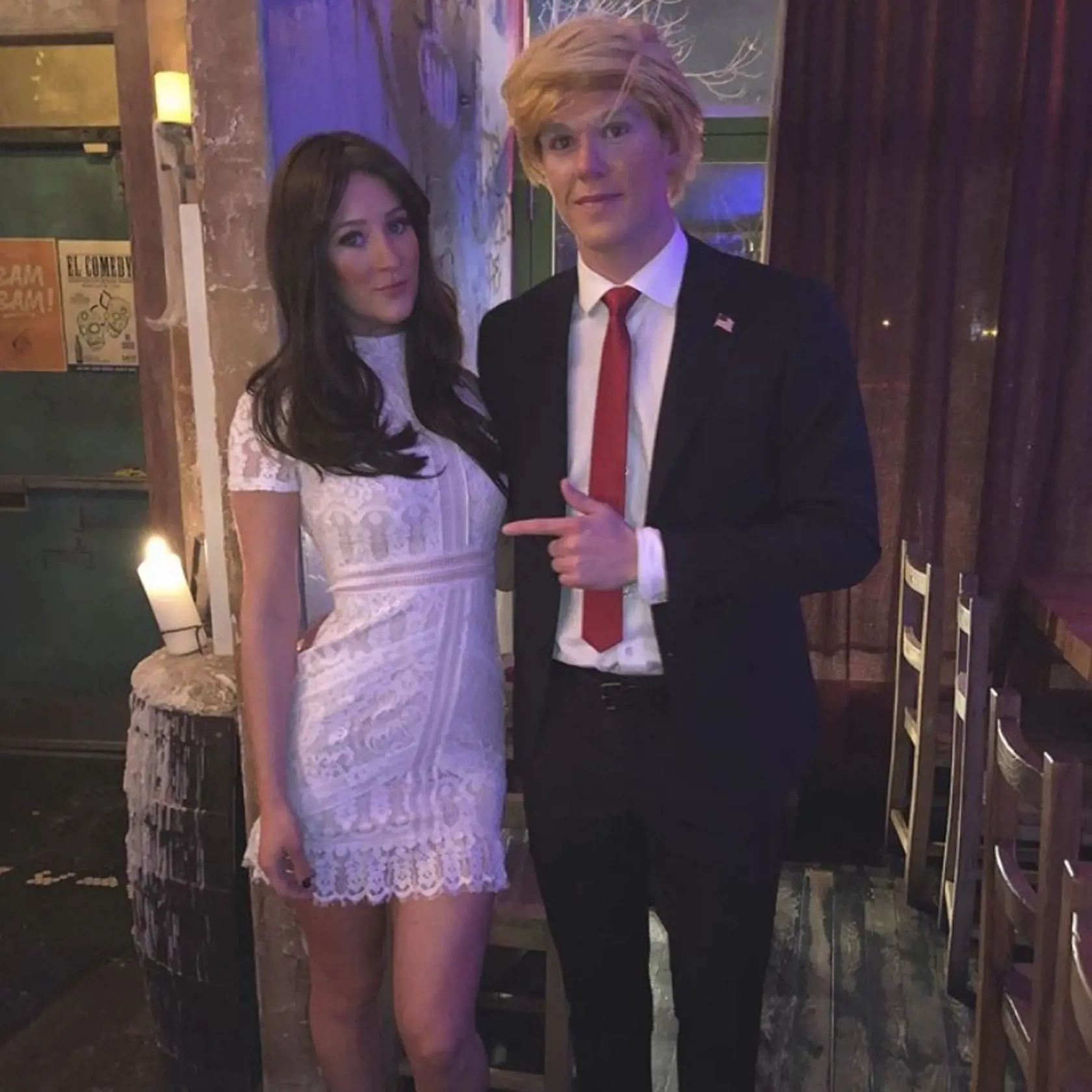 Asi najlepší hokejista na svete v súčasnosti Connor McDavid si povedal, že kašle na politickú korektnosť a na halloweensku párty sa s priateľkou vystrojili ako americký prezident Donald Trump a jeho manželka Melania.