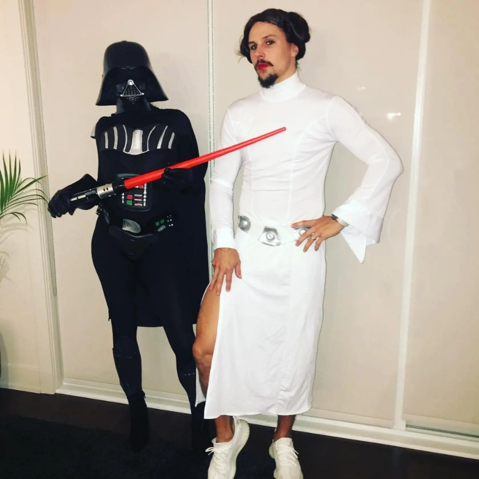 Erik Karlsson z Ottawy Senators očividne miluje Star Wars a v bielom outfite bol neprehliadnuteľný. Akurát fanúšikovia by boli určite radšej, keby videli odhalené nohy jeho krásnej manželky v čiernom a nie obrancu, ktorého považujú odborníci za najlepšieho na svete.