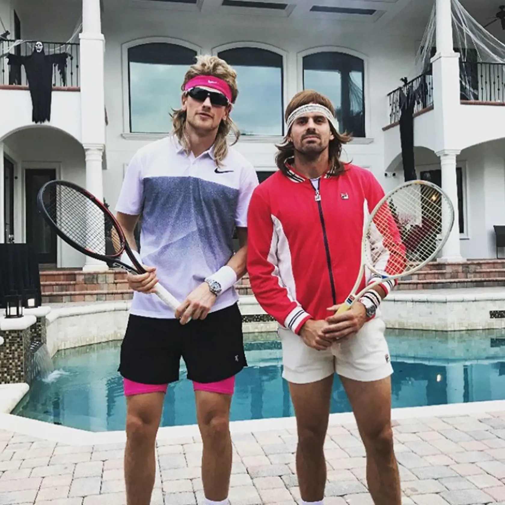 Andrej Šustr a Alex Killorn z Tampy Bay ostali verní športu, akurát hokejky vymenili za rakety a zahrali sa na legendy - Andrého Agassiho a Bjorna Borga.