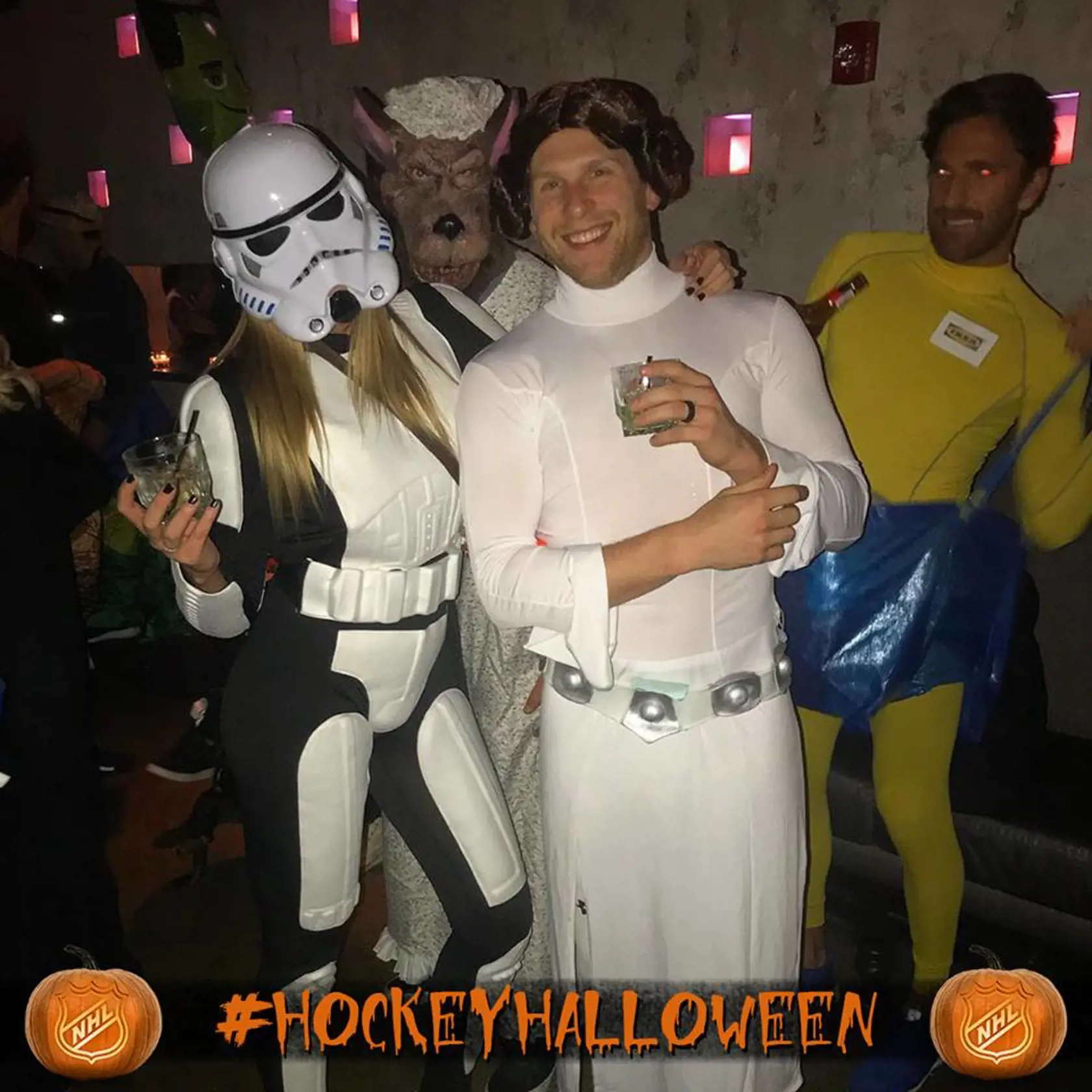 Steven Kampfer z New Yorku Rangers zvolil motív Star Wars, ale pozrite sa na fenomenálneho brankára Henrika Lundqvista (v žltom). Keď ste Švéd a z vašej krajiny je IKEA, ako sa oblečiete na Halloween? No predsa vo farbách tejto slávnej nábytkárskej firmy!
