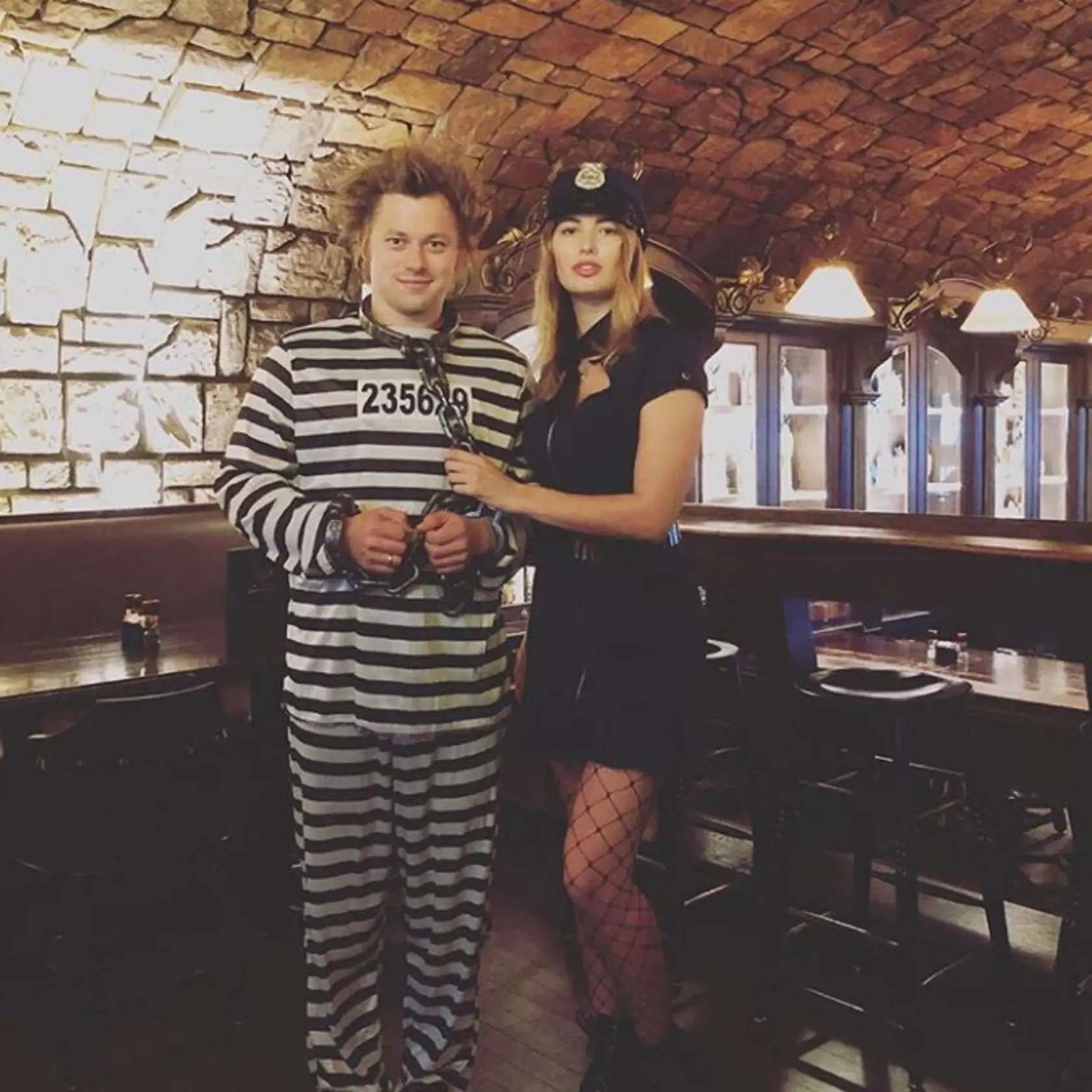 Kanonier St. Louis Blues Vladimir Tarasenko poňal Halloween humorne a spravil zo seba väzňa, na ktorého ako dozorkyňa dohliadala jeho manželka.