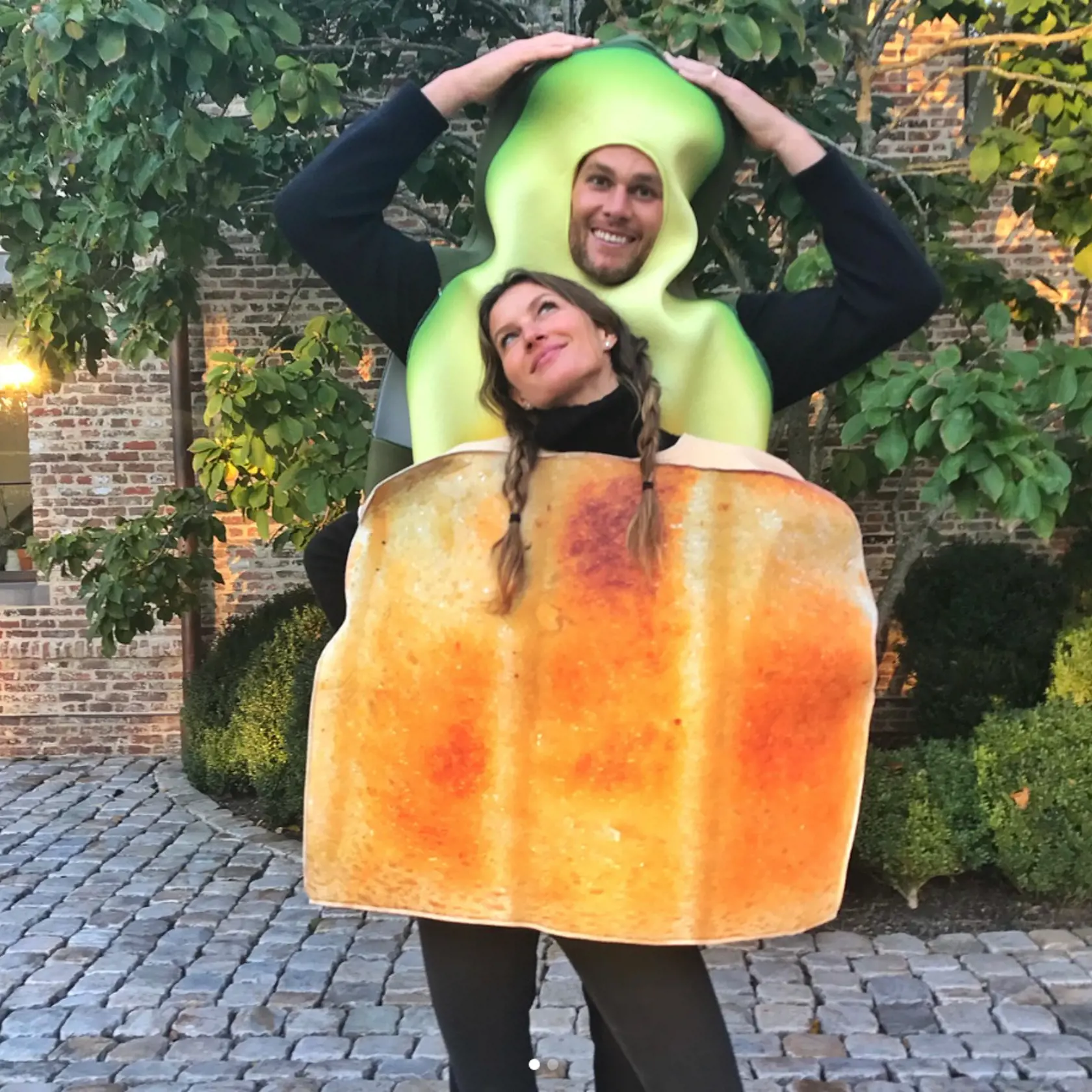 Hviezda amerického futbalu Tom Brady a jeho manželka Gisele Bundchen si asi povedali, že jedla nikdy nie je dosť a zahrali sa na akovádový toast.