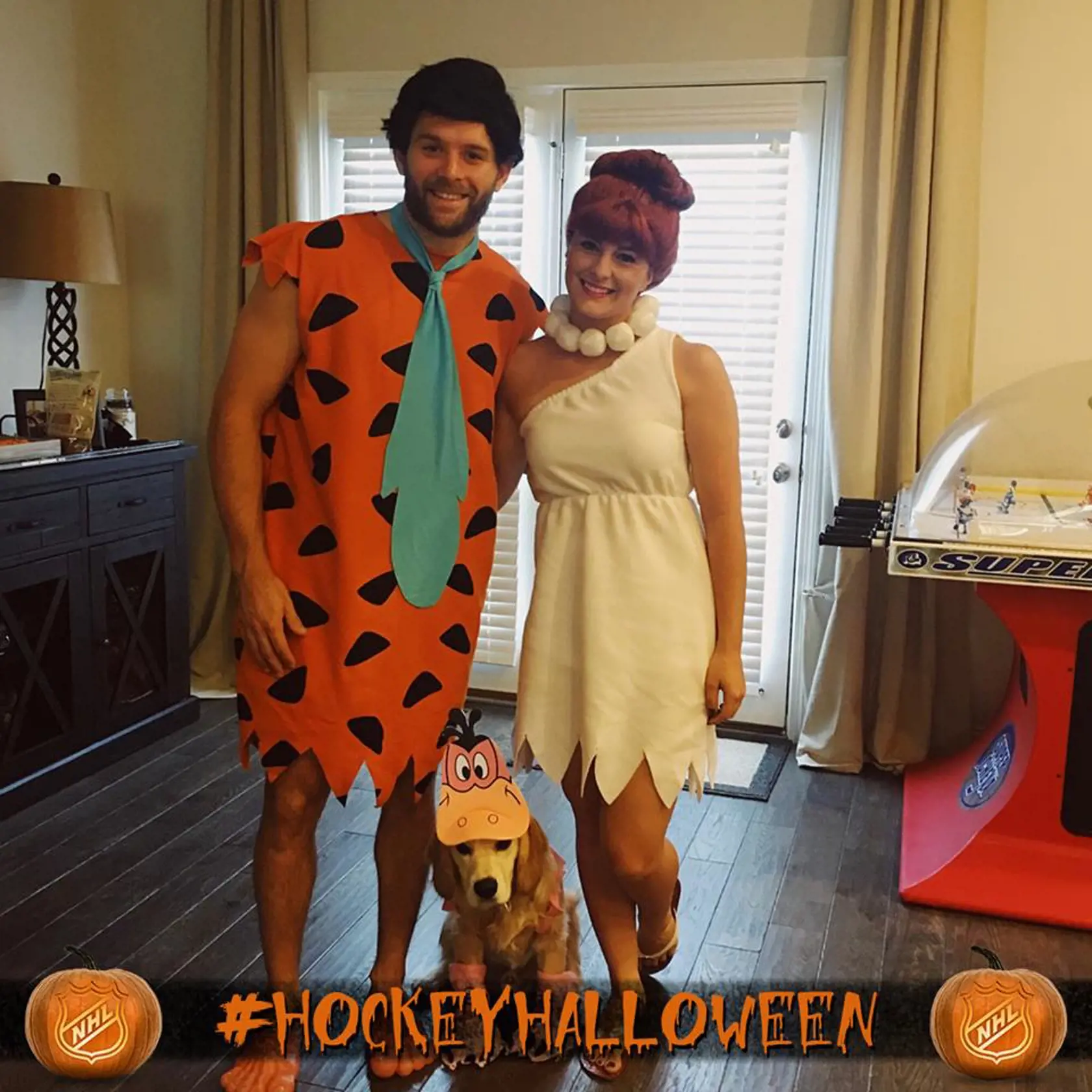 Hokejista Pittsburghu Penguins Bryan Rust očividne obľubuje Flinstonovcov.