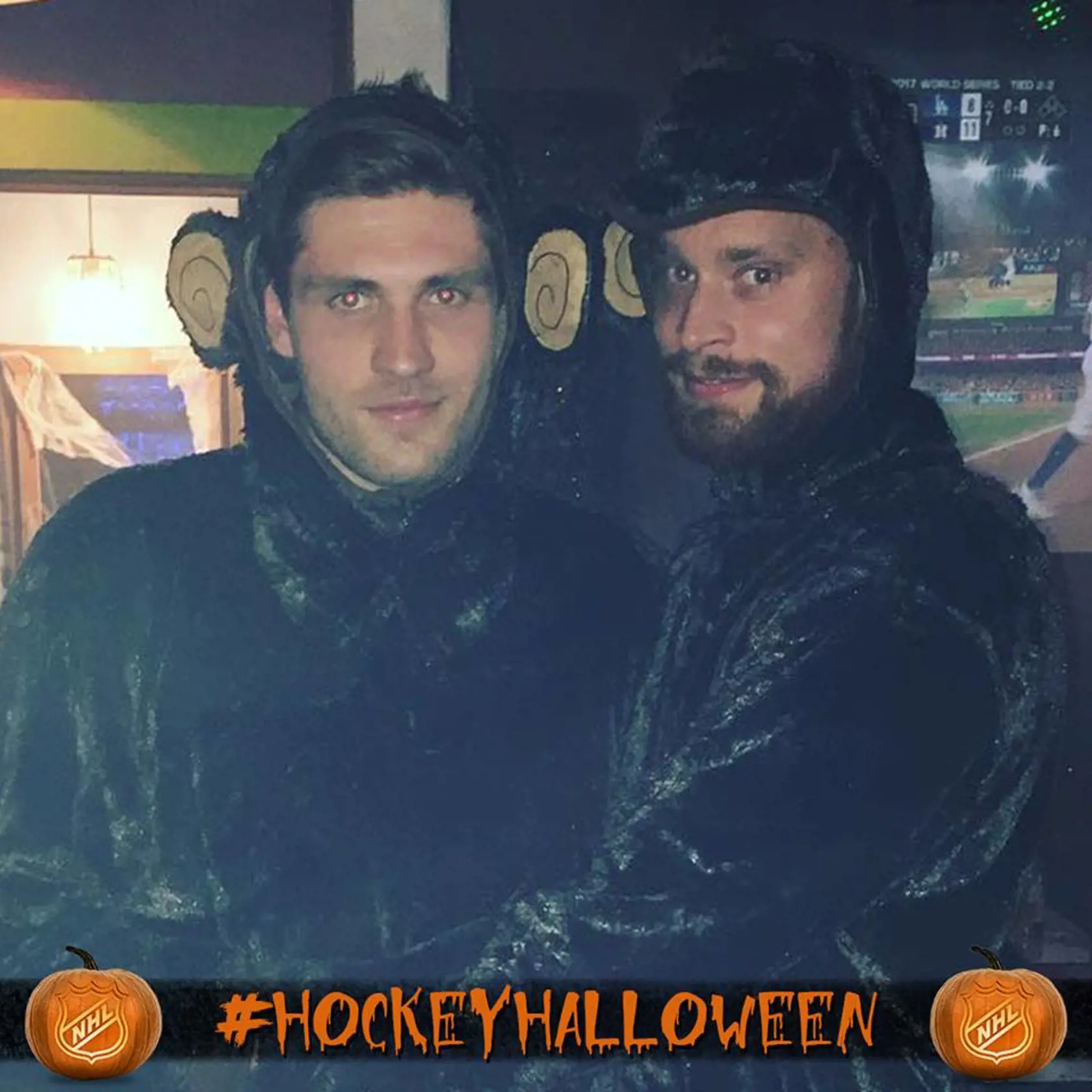 Leon Draisaitl a Adam Larsson z Edmontonu Oilers to poňali v jednoduchom štýle - navliekli na seba kostýmy goríl.