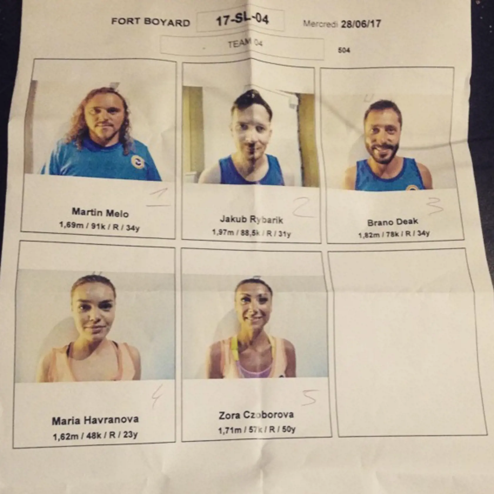 Na fotke je jasne napísané, že Zora váži 57 kg a Mária 48 kg.