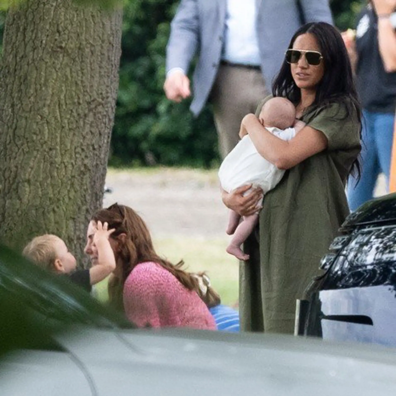 Meghan pôsobila strnulo.