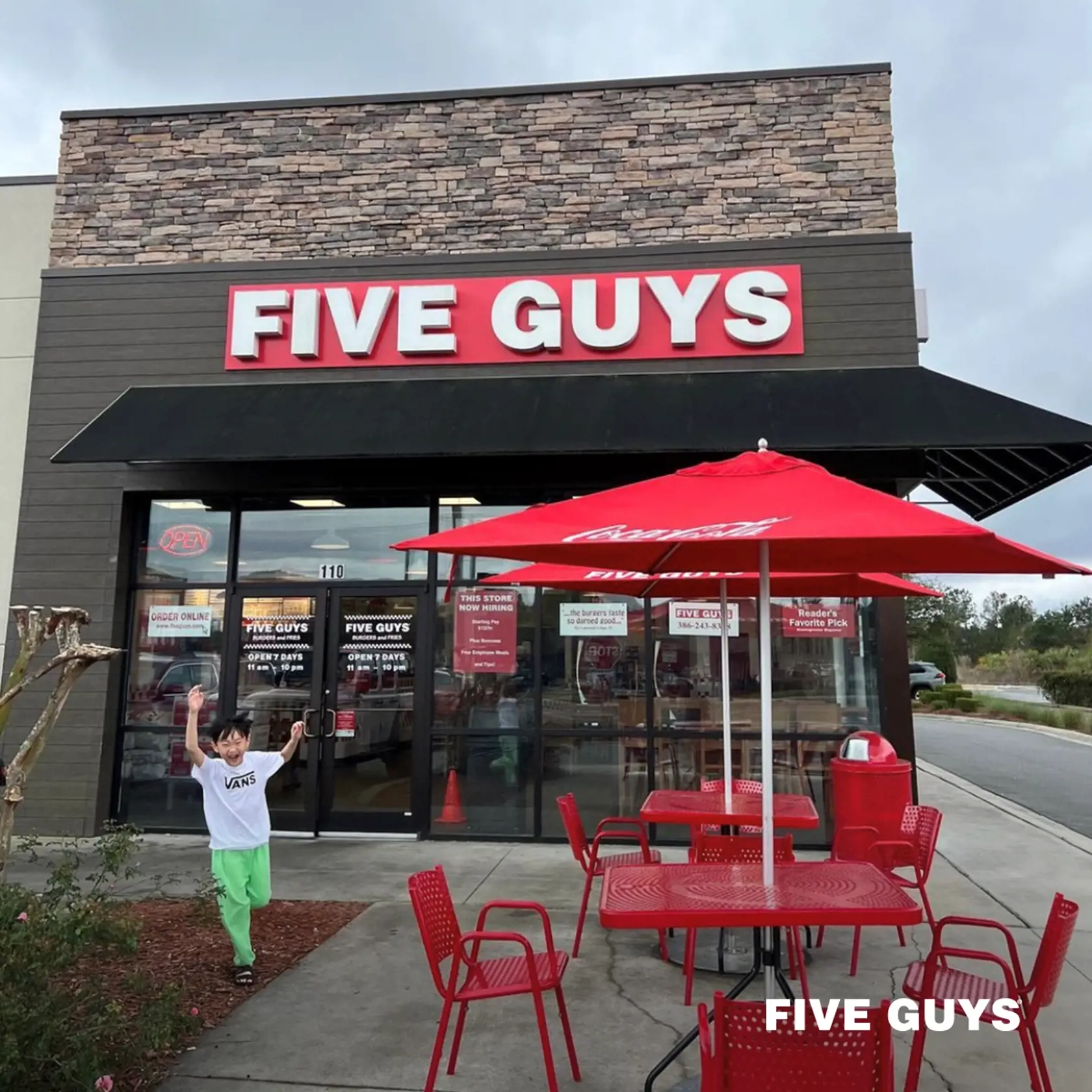 Reťazec s rýchlym občerstvením Five Guys mieri na Slovensko. Takto vyzerajú jeho prevádzky a jedlo.