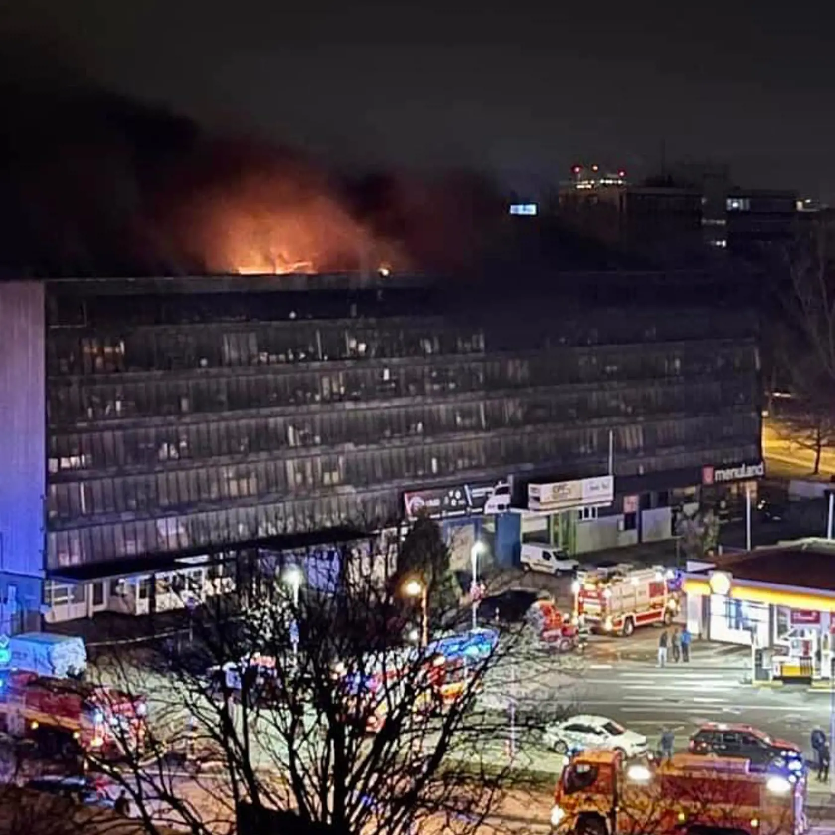 Garážový dom v Bratislave hasili celú noc zo soboty na nedelu.