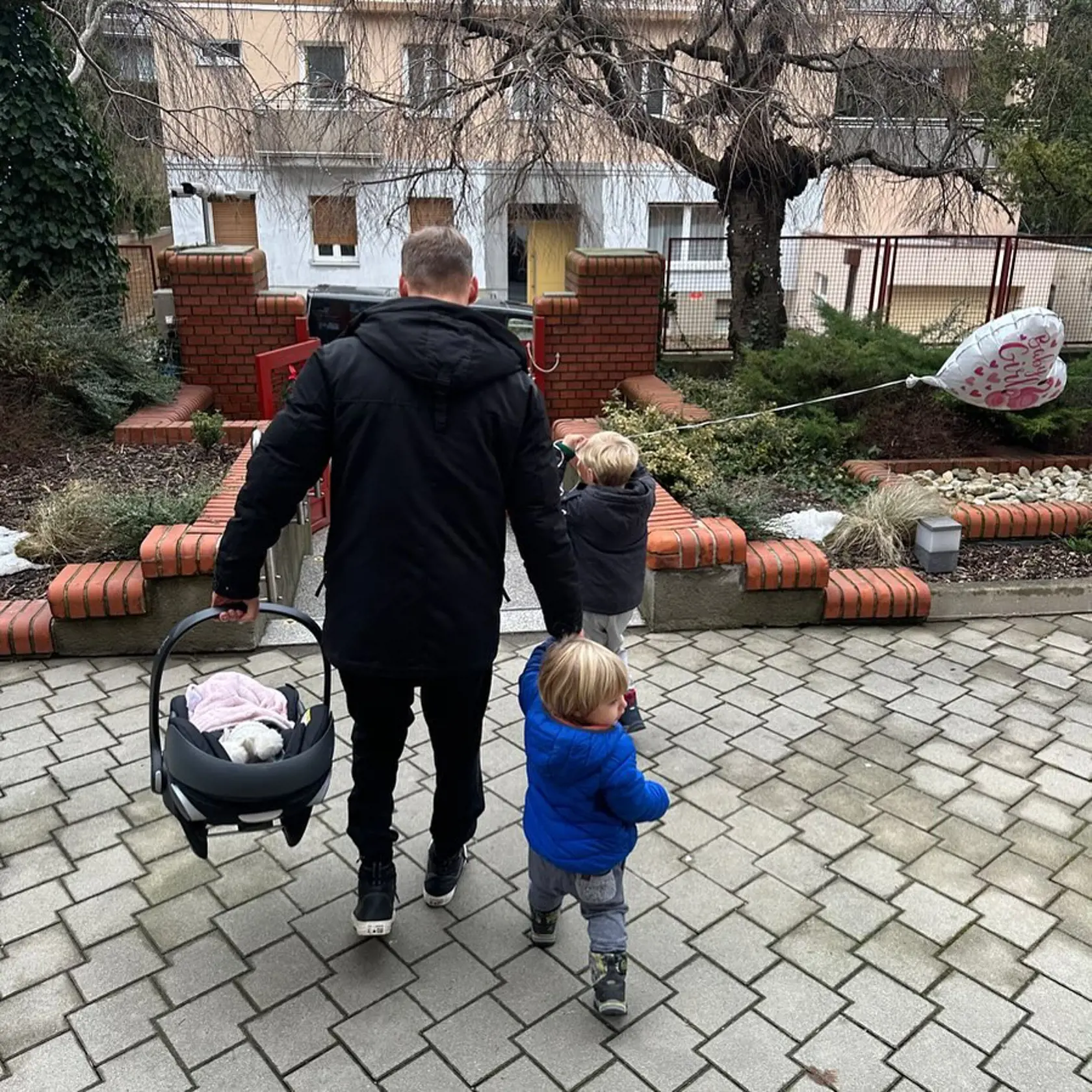 Hrdý ocino Puskailer si vzal dcérku z pôrodnice domov. Sprevádzali ho dvaja synovia.