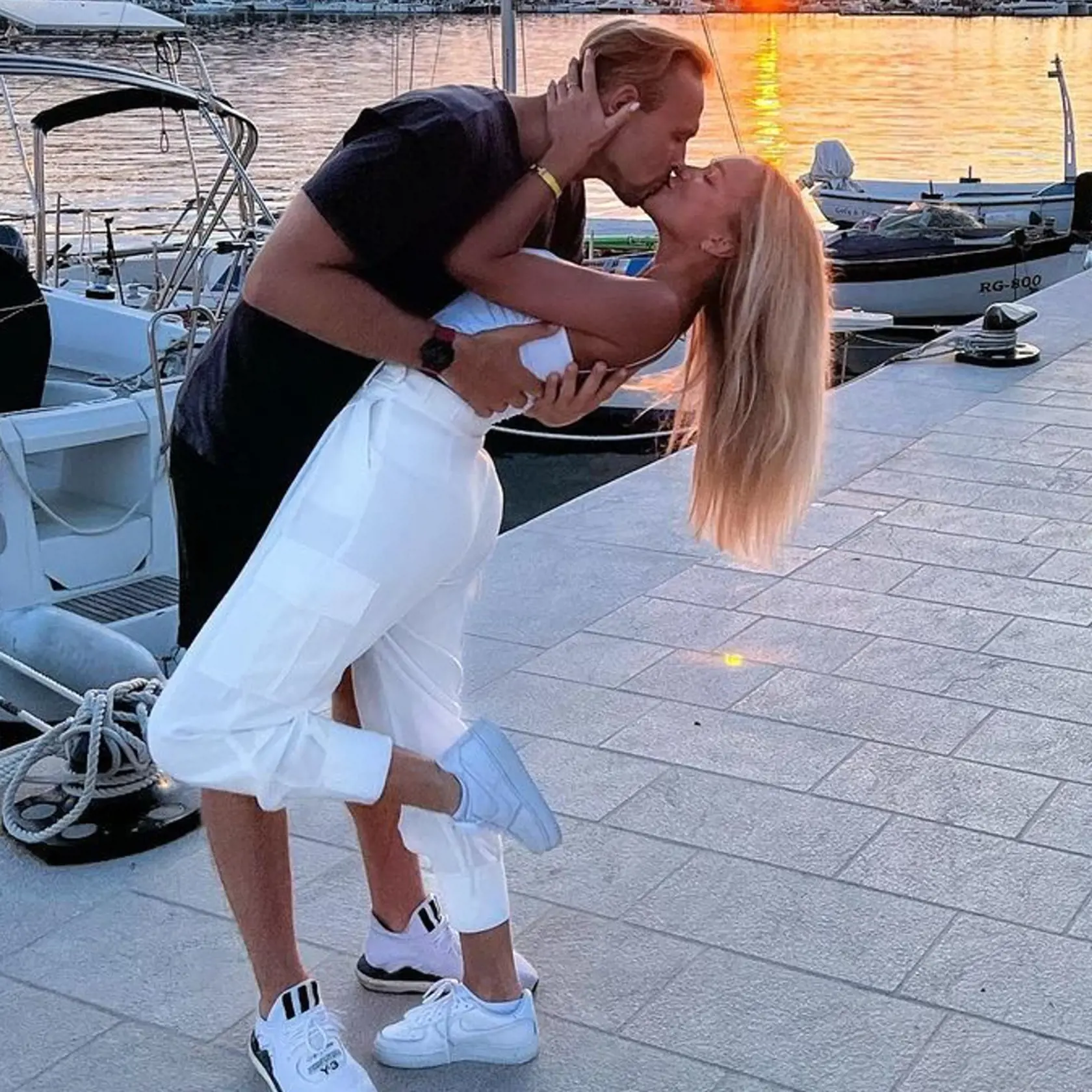 Nela našla lásku a šťastie po boku slovenského hokejistu Lukáša Kozáka.