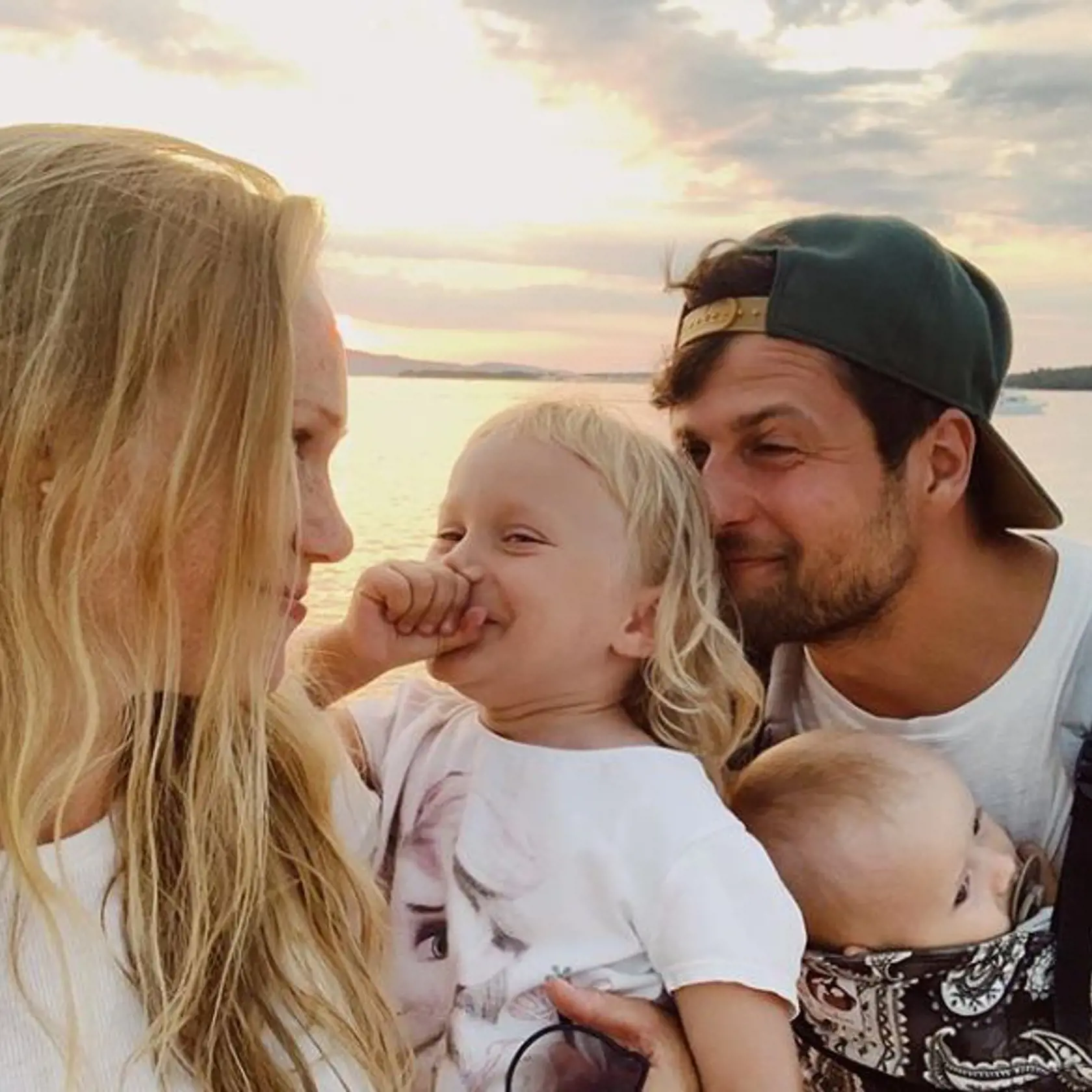 Speváčka a herečka Dominika Morávková (kapela S hudbou vesmírnou) sa stala dvojnásobnou mamou na jar, počas korona obdobia. Syn dostal dve mená - Damián Hugo. Prvorodená dcérka sa volá Amália.