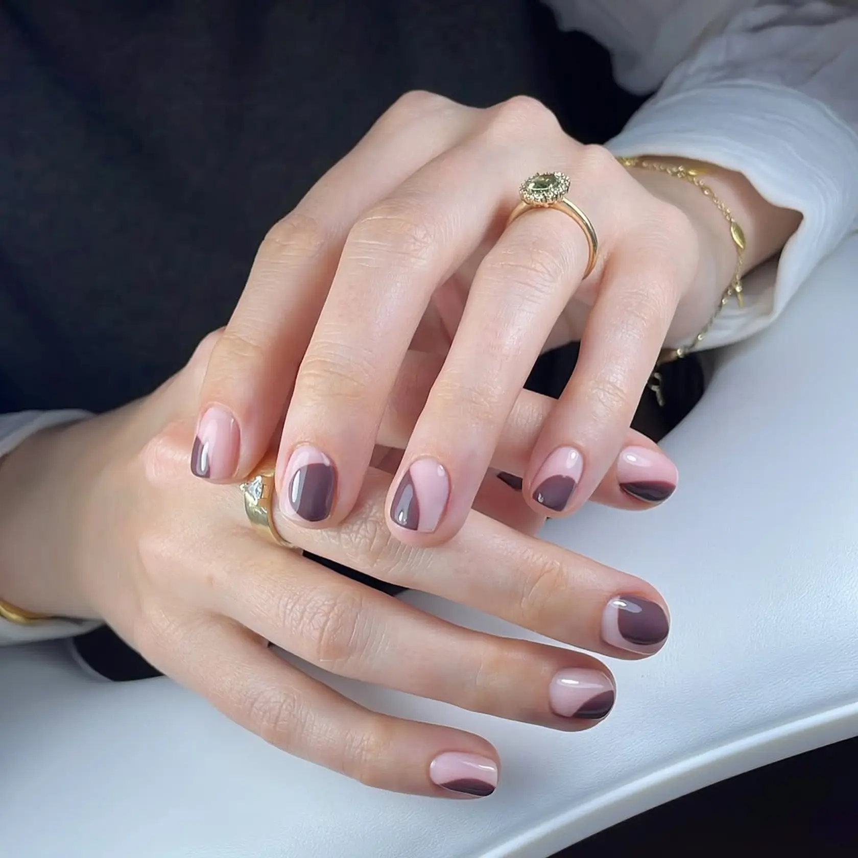Mocha Mousse manikúra od @polishedbeautyandeducating
