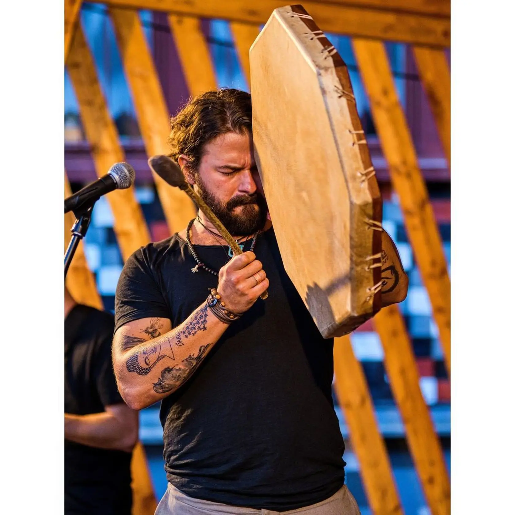 Richard Autner a jeho šamanský bubon, s ktorým začína každý koncert