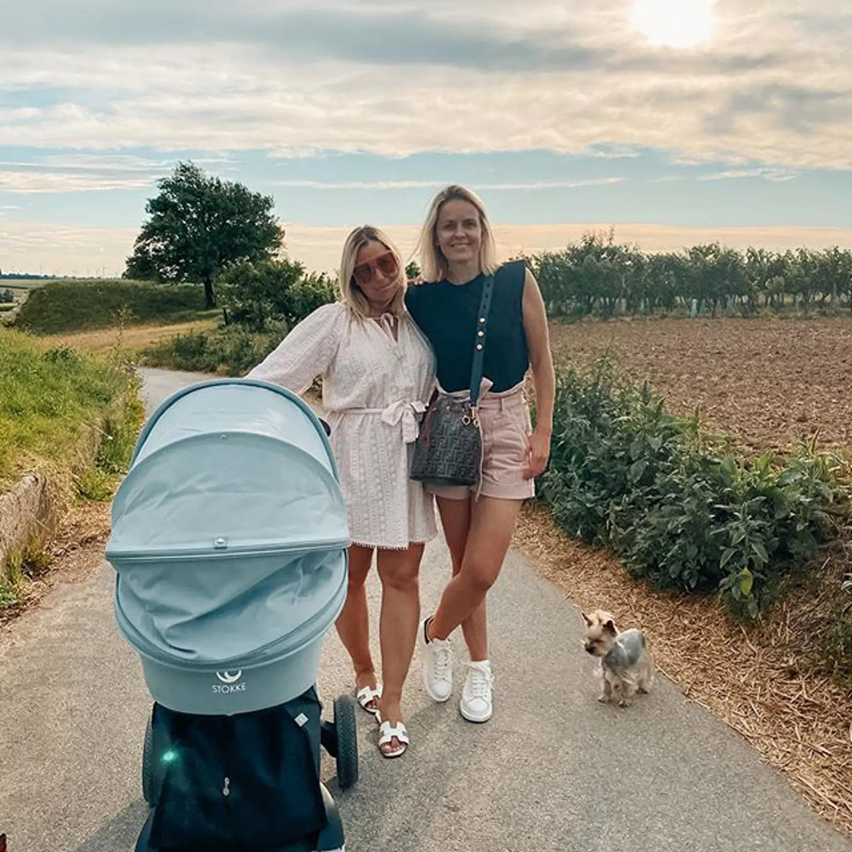 "Pózujeme s kočíkom, prechádzame sa, život je skvelý, Jakubko spinká ako anjelik a je to najlepšie bábätko..." napísala Dominika.