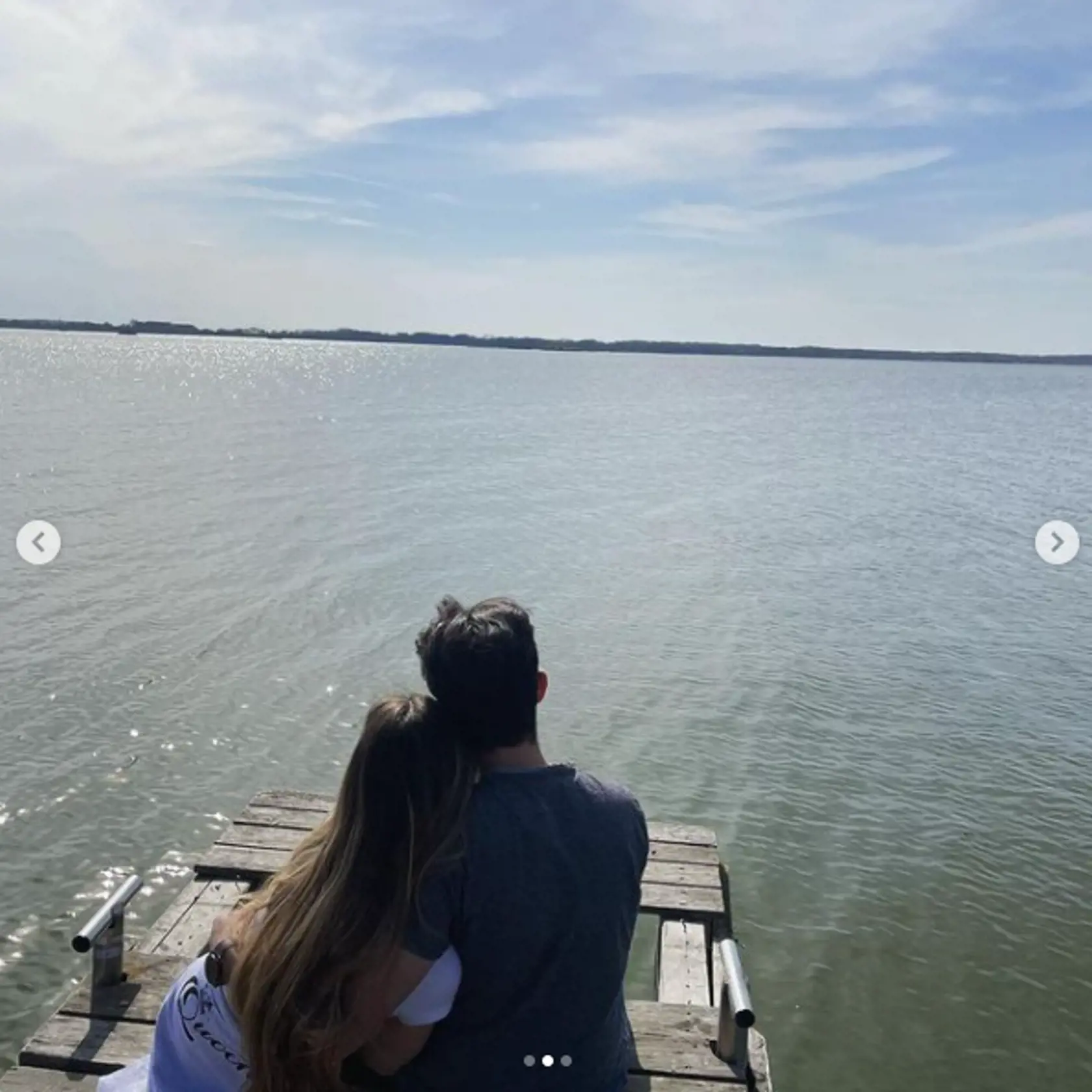 Vanessa Sarkozi pridala fotografiu so svojim priateľom. Zaľúbene pozerajú na vodu a fotka pripomína záber z romantického filmu