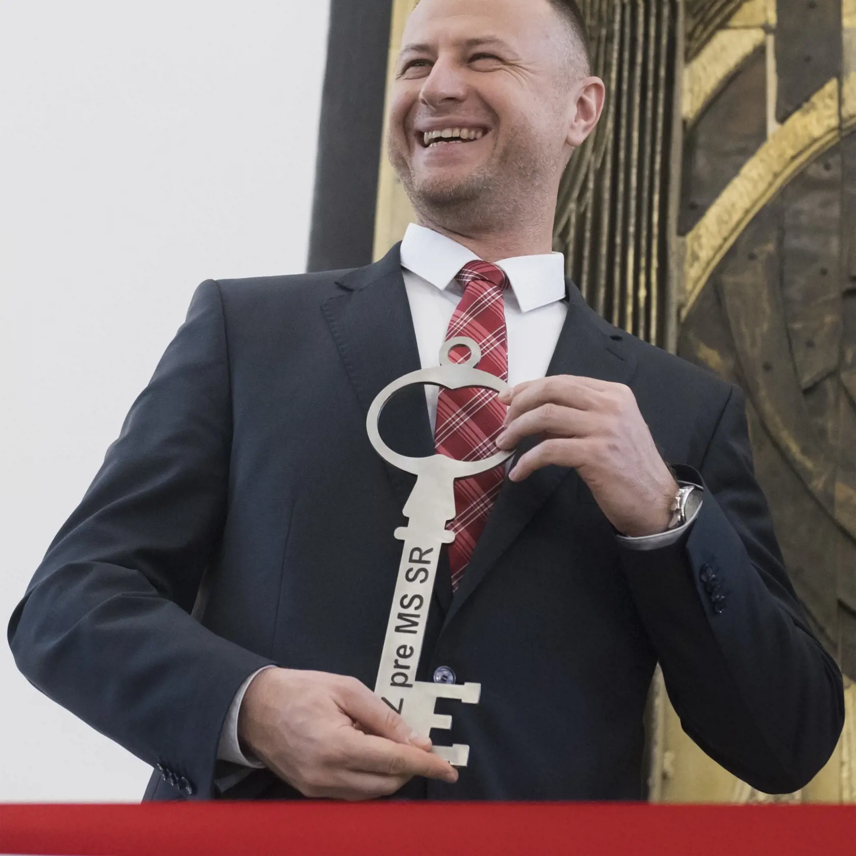6. marca 2020 v Bratislave: Minister spravodlivosti SR Gábor Gál so symbolickým kľučom Výskumného ústavu zváračského (VÚZ) počas  slávnostného odovzdania a otvorenia novej budovy Ministerstva spravodlivosti